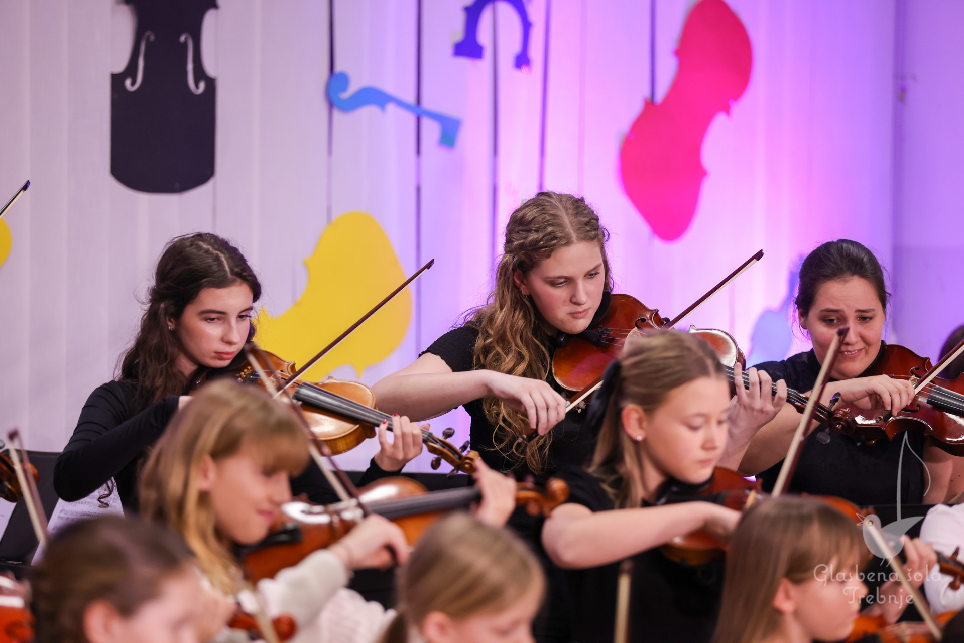 Nastop godalnega oddelka ob 50-letnici šole