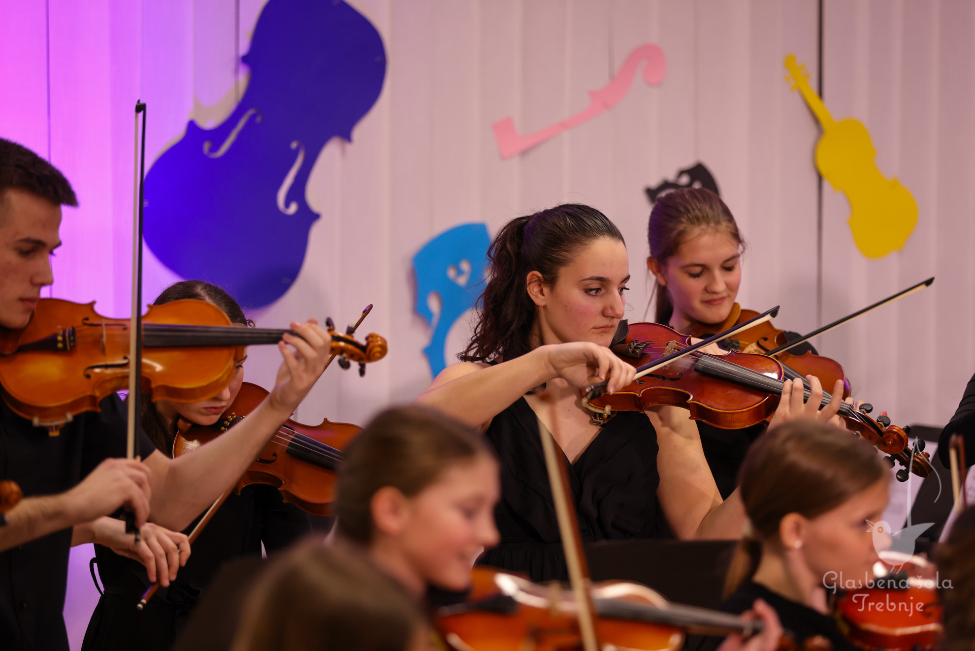 Nastop godalnega oddelka ob 50-letnici šole