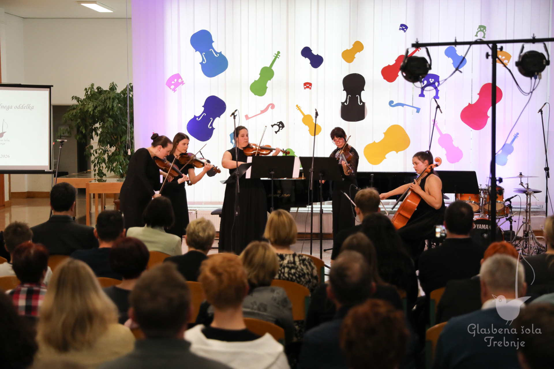 Nastop godalnega oddelka ob 50-letnici šole