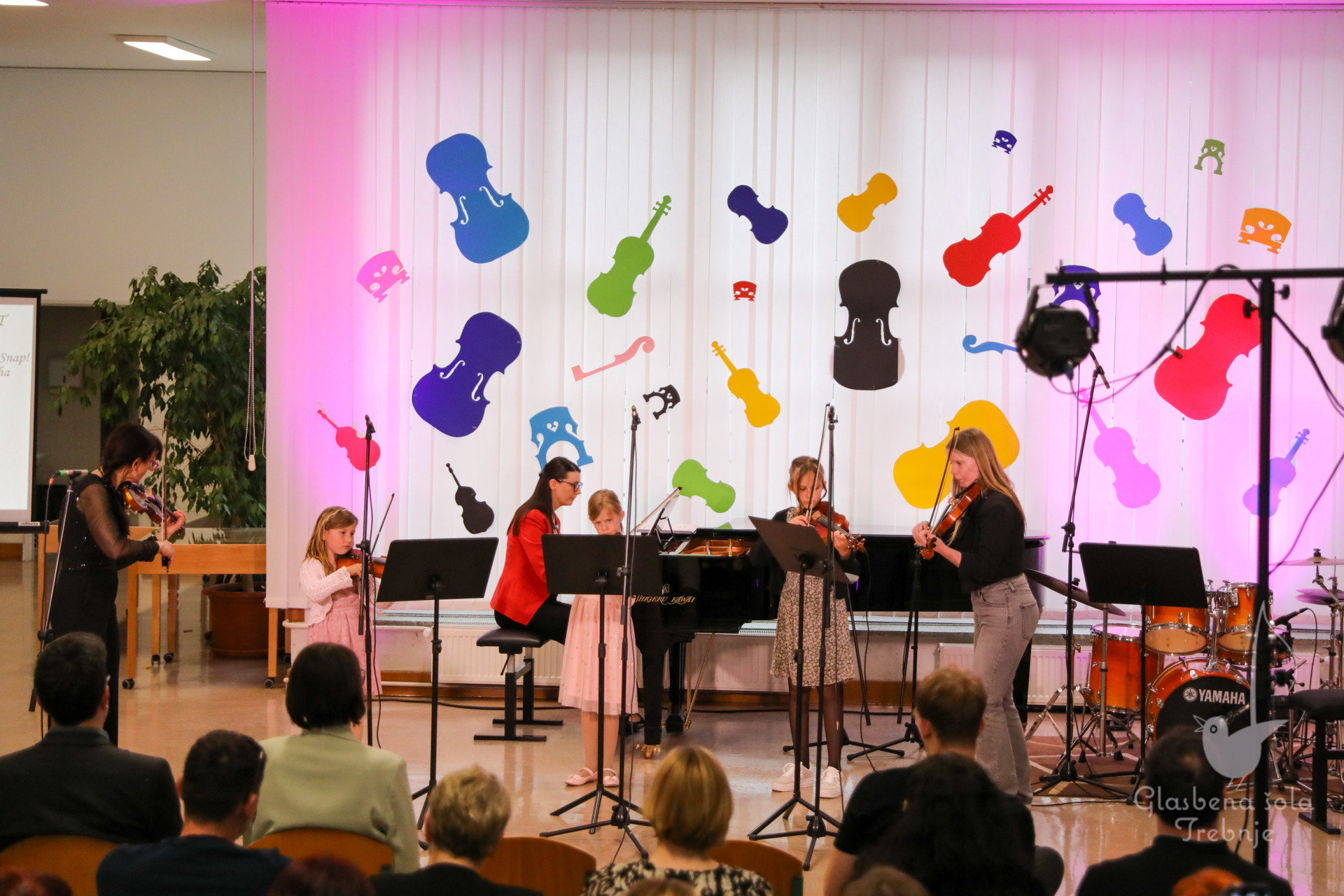 Nastop godalnega oddelka ob 50-letnici šole