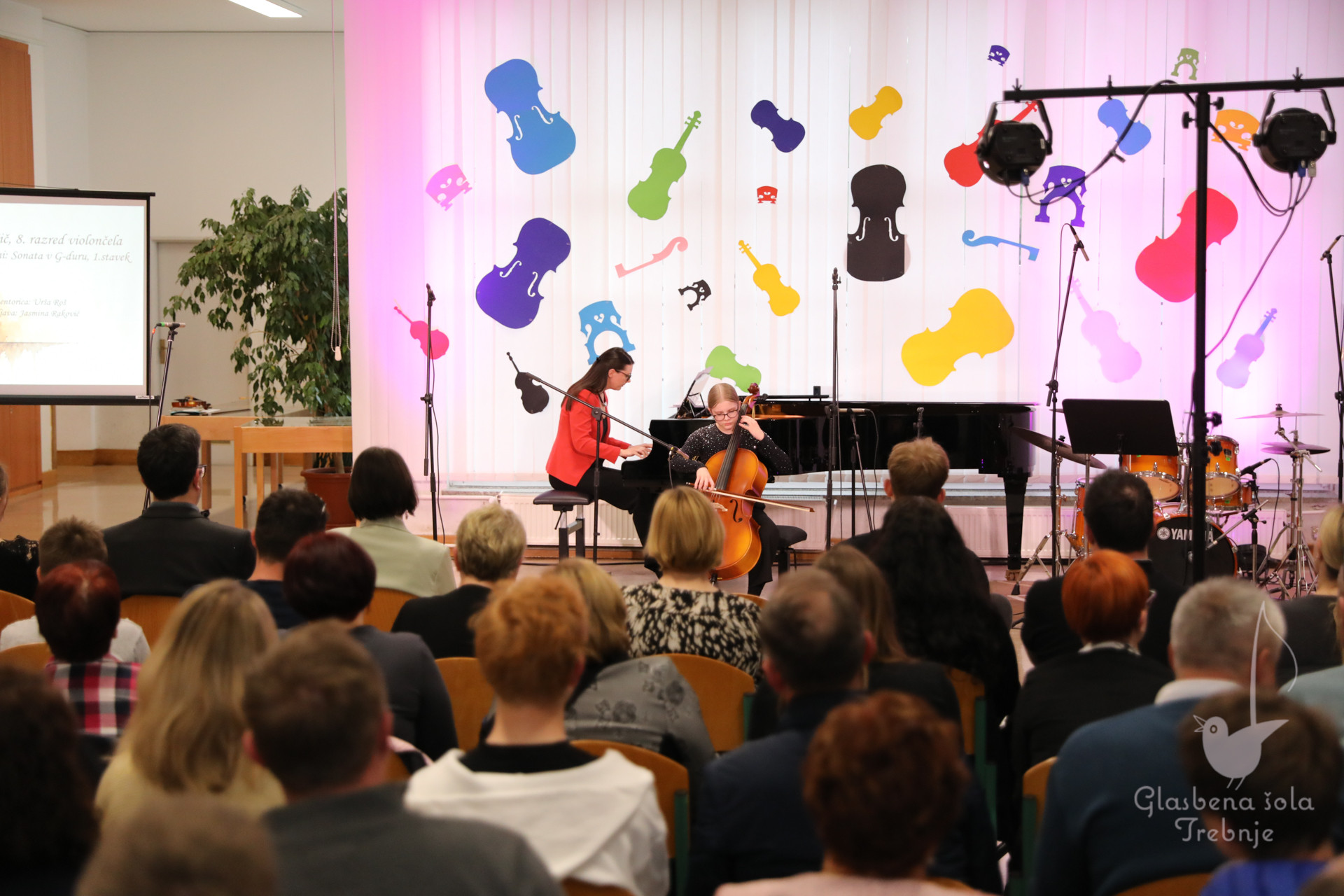 Nastop godalnega oddelka ob 50-letnici šole