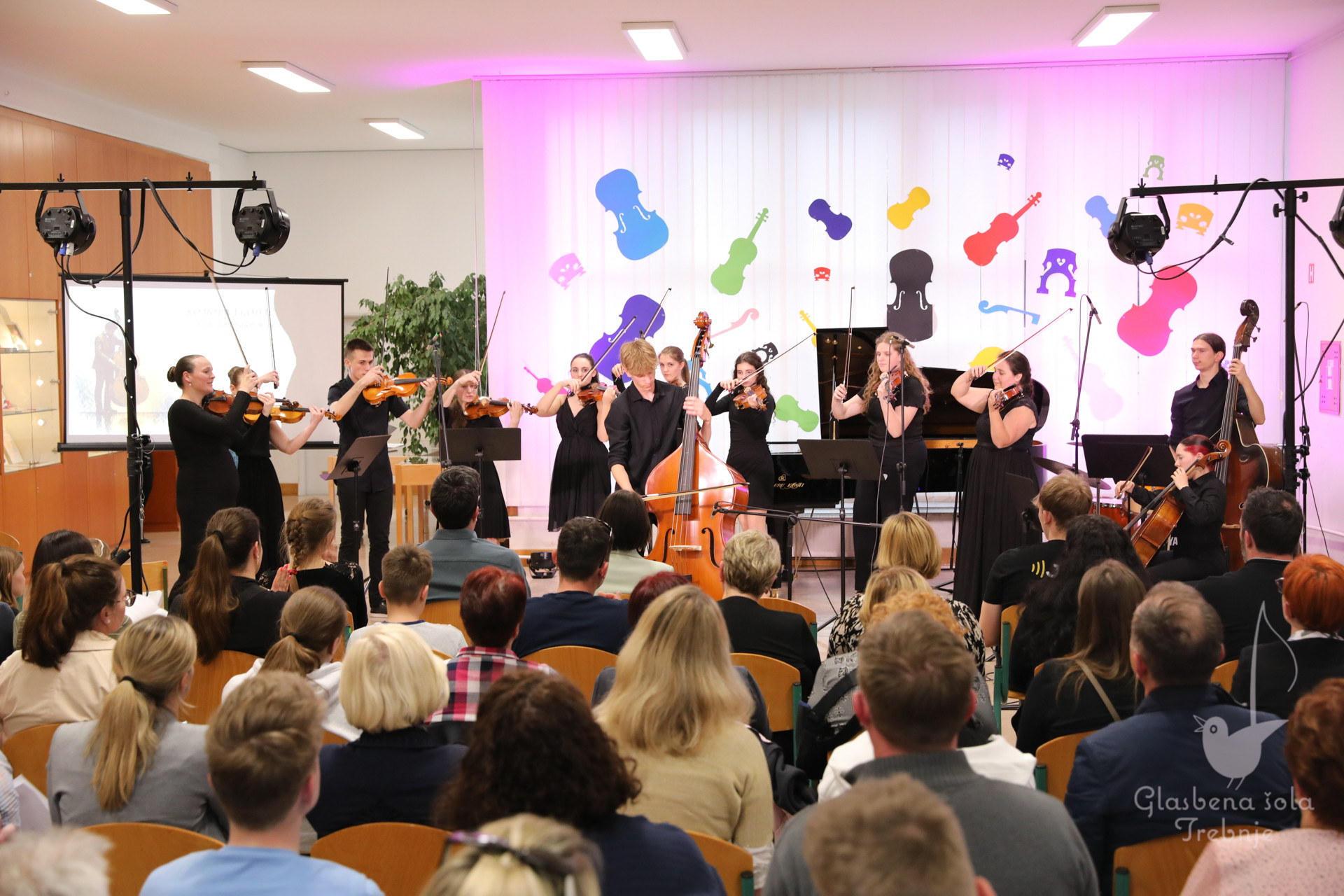 Nastop godalnega oddelka ob 50-letnici šole