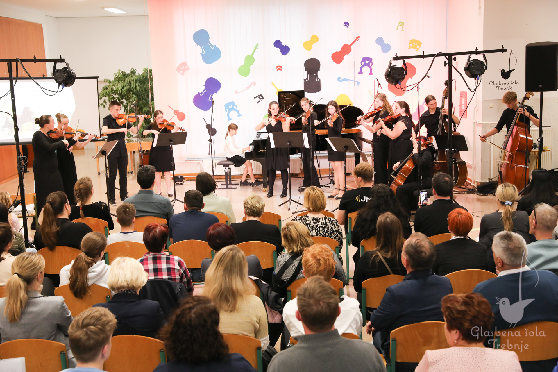 Nastop godalnega oddelka ob 50-letnici šole