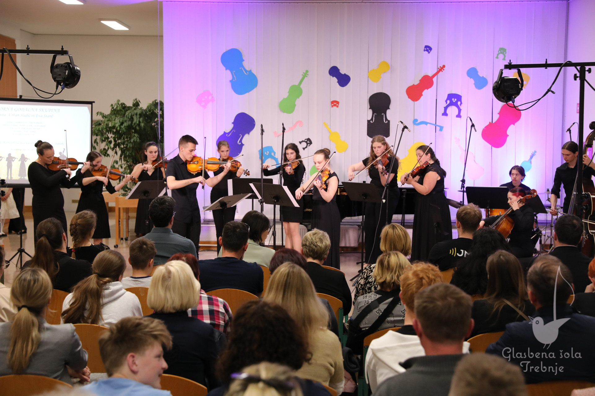 Nastop godalnega oddelka ob 50-letnici šole