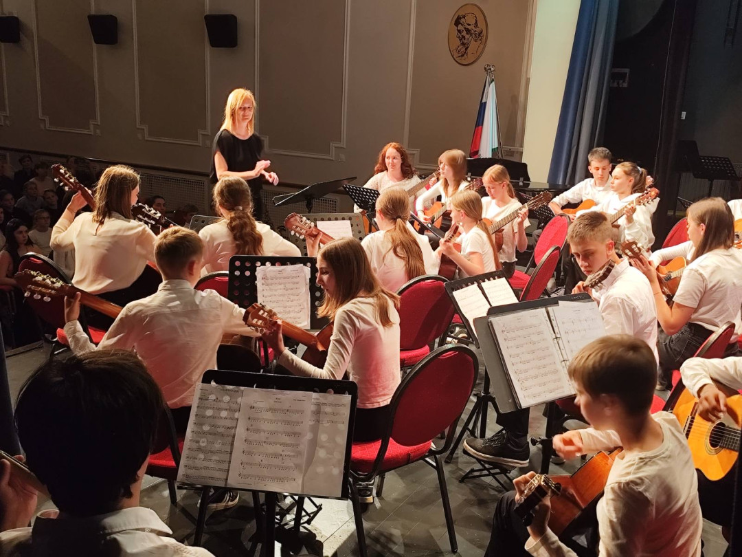 Nastop kitarskega orkestra v Sevnici