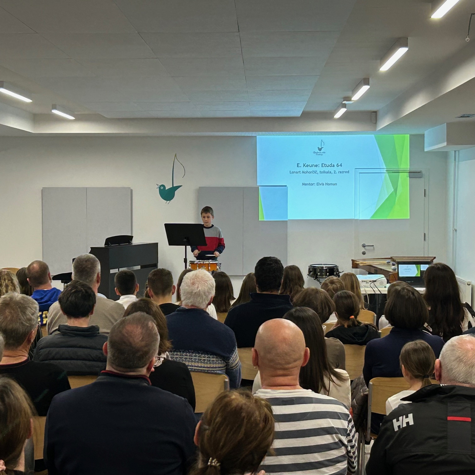 Nastop oddelka za pihala, trobila in tolkala