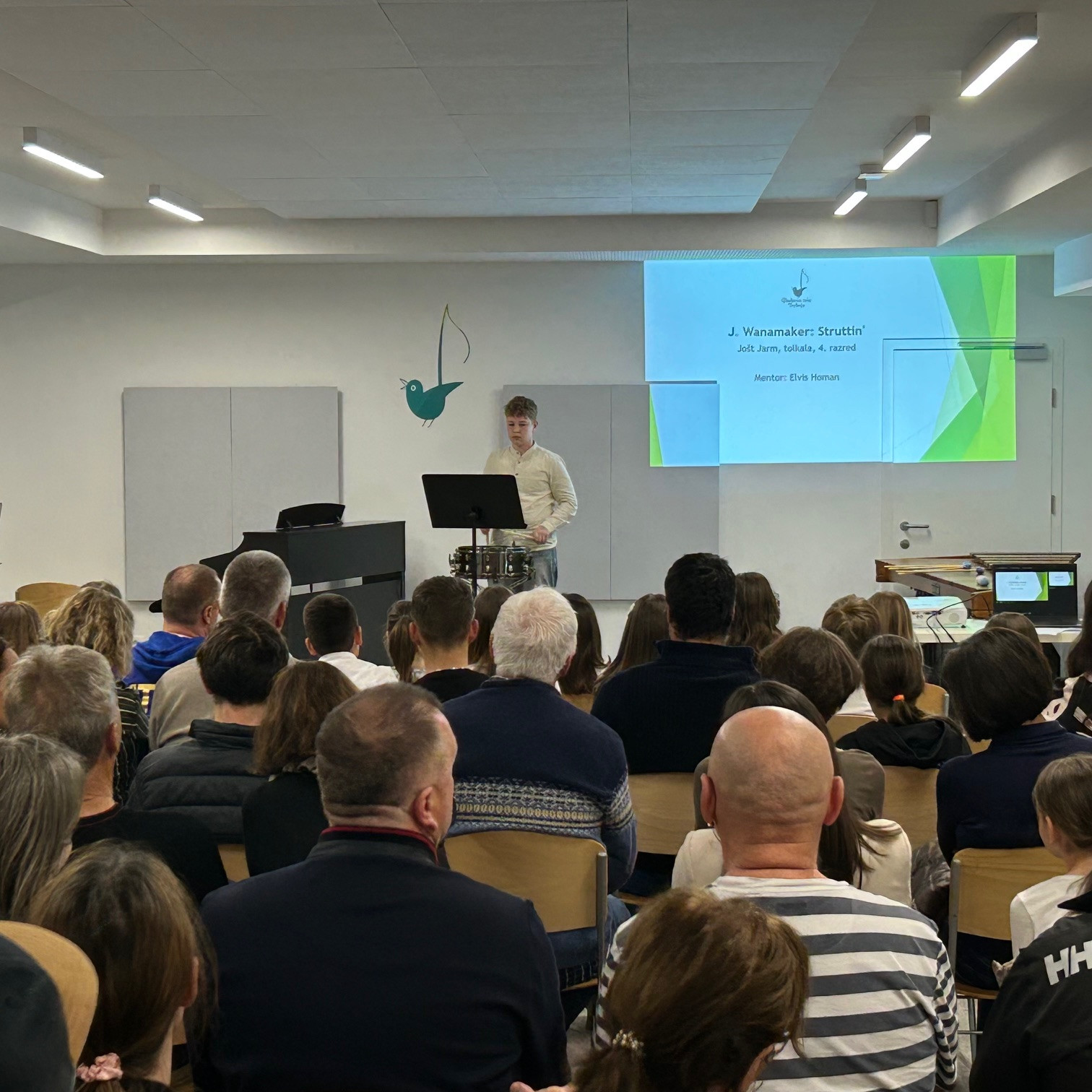 Nastop oddelka za pihala, trobila in tolkala