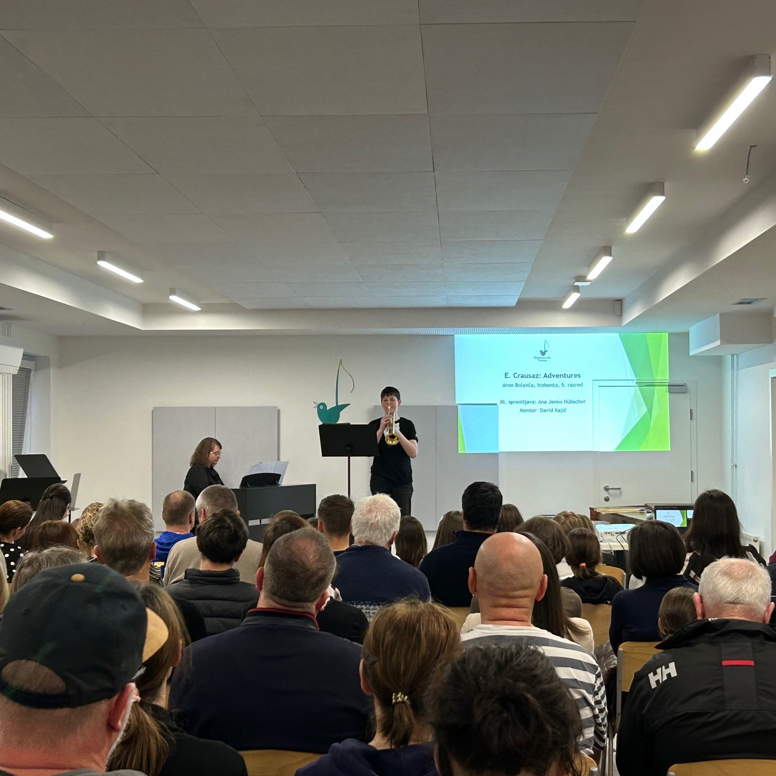 Nastop oddelka za pihala, trobila in tolkala