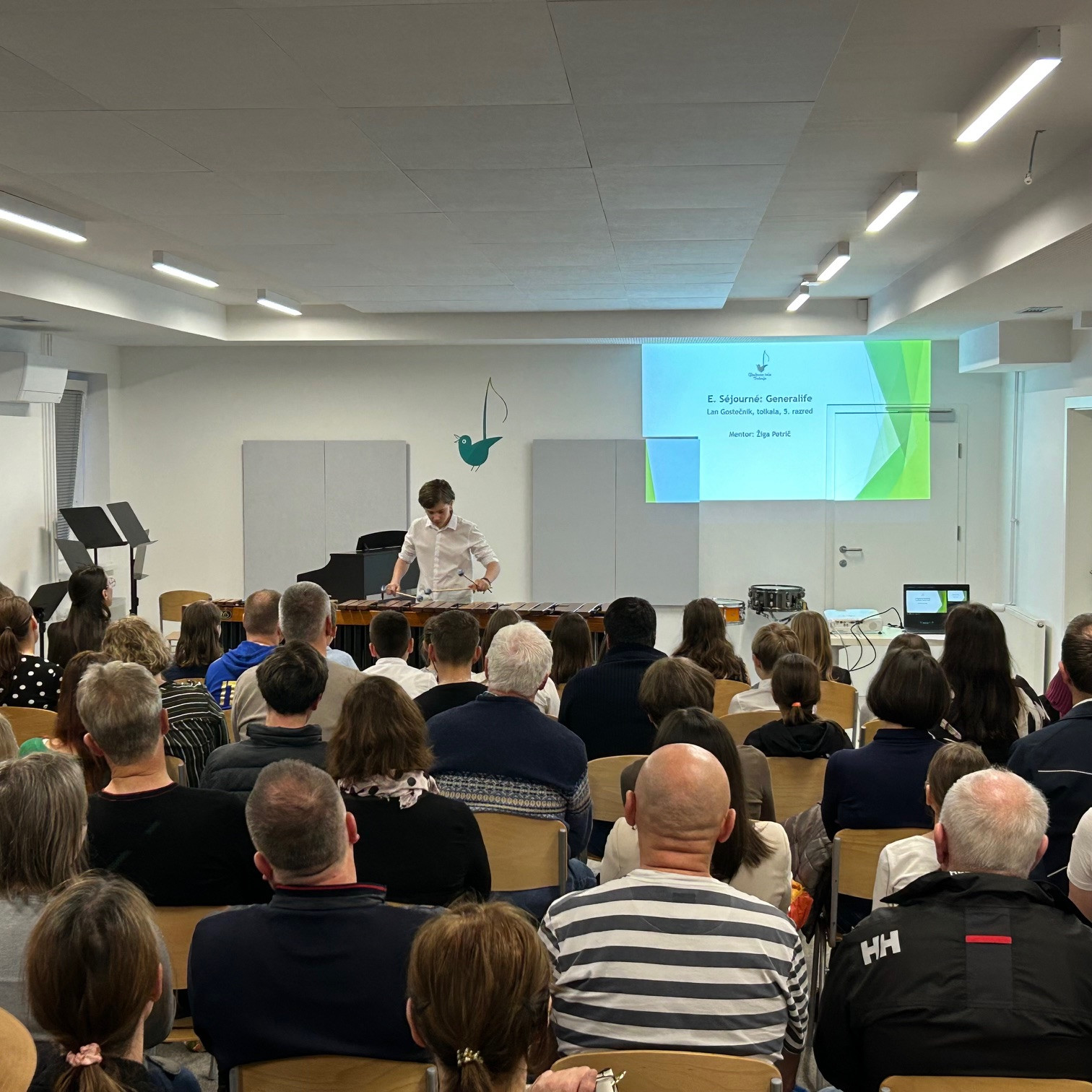 Nastop oddelka za pihala, trobila in tolkala