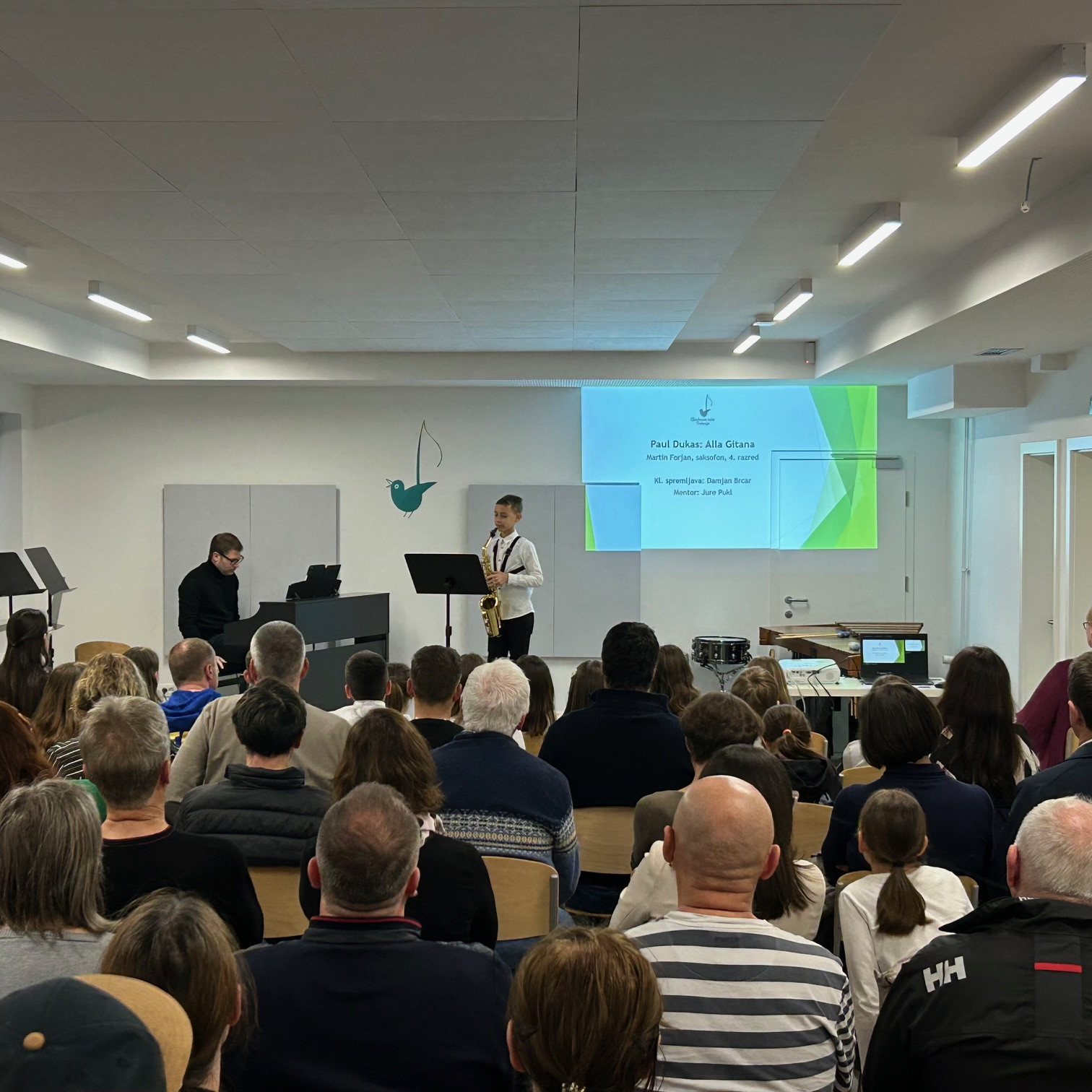 Nastop oddelka za pihala, trobila in tolkala