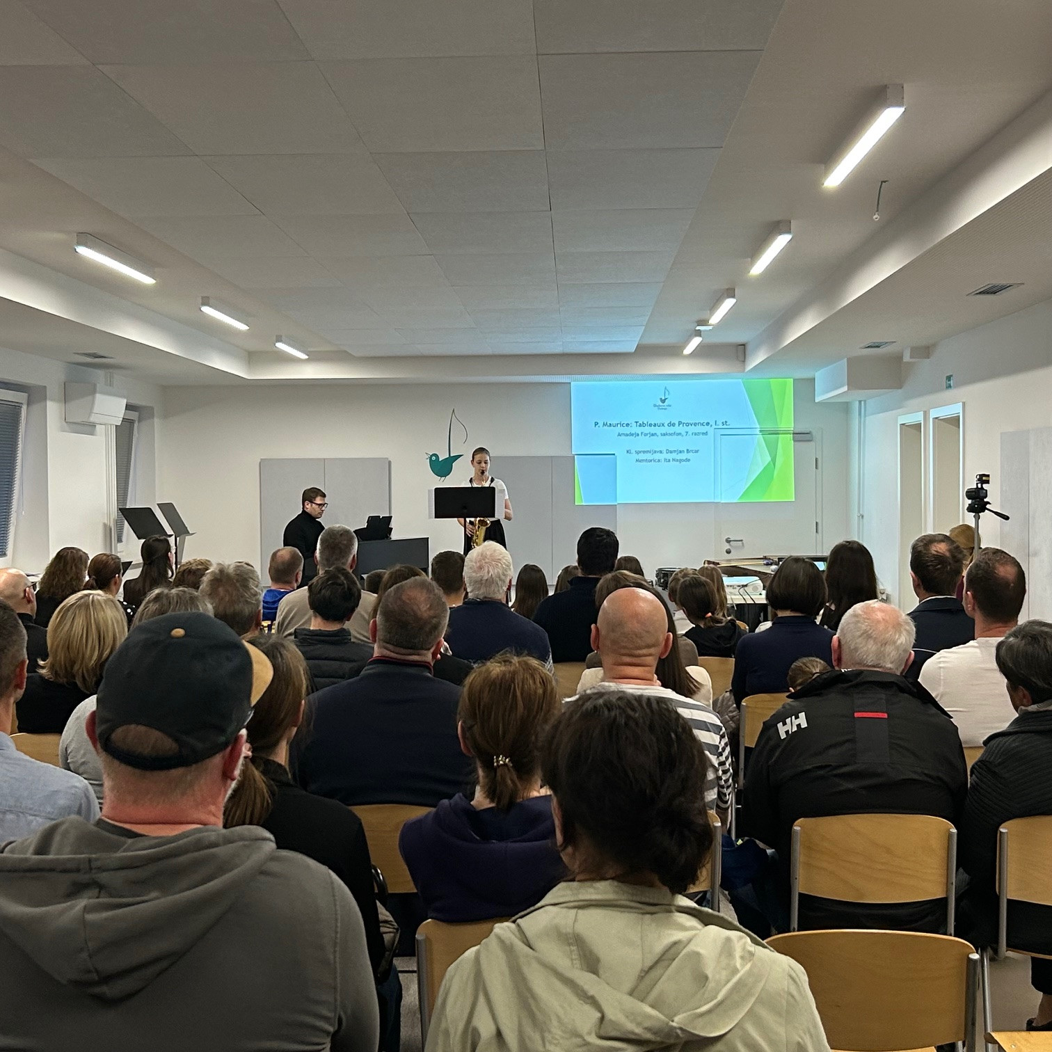 Nastop oddelka za pihala, trobila in tolkala