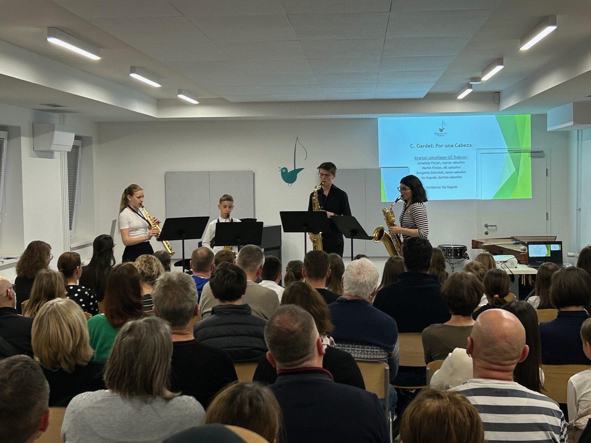 Nastop oddelka za pihala, trobila in tolkala