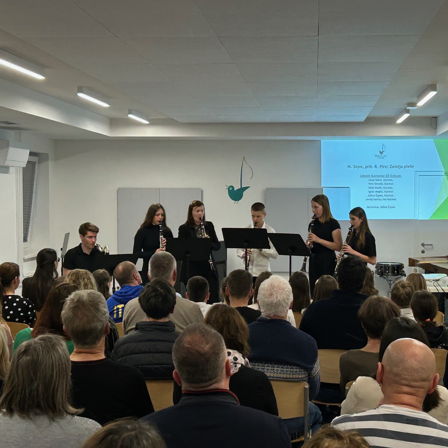 Nastop oddelka za pihala, trobila in tolkala