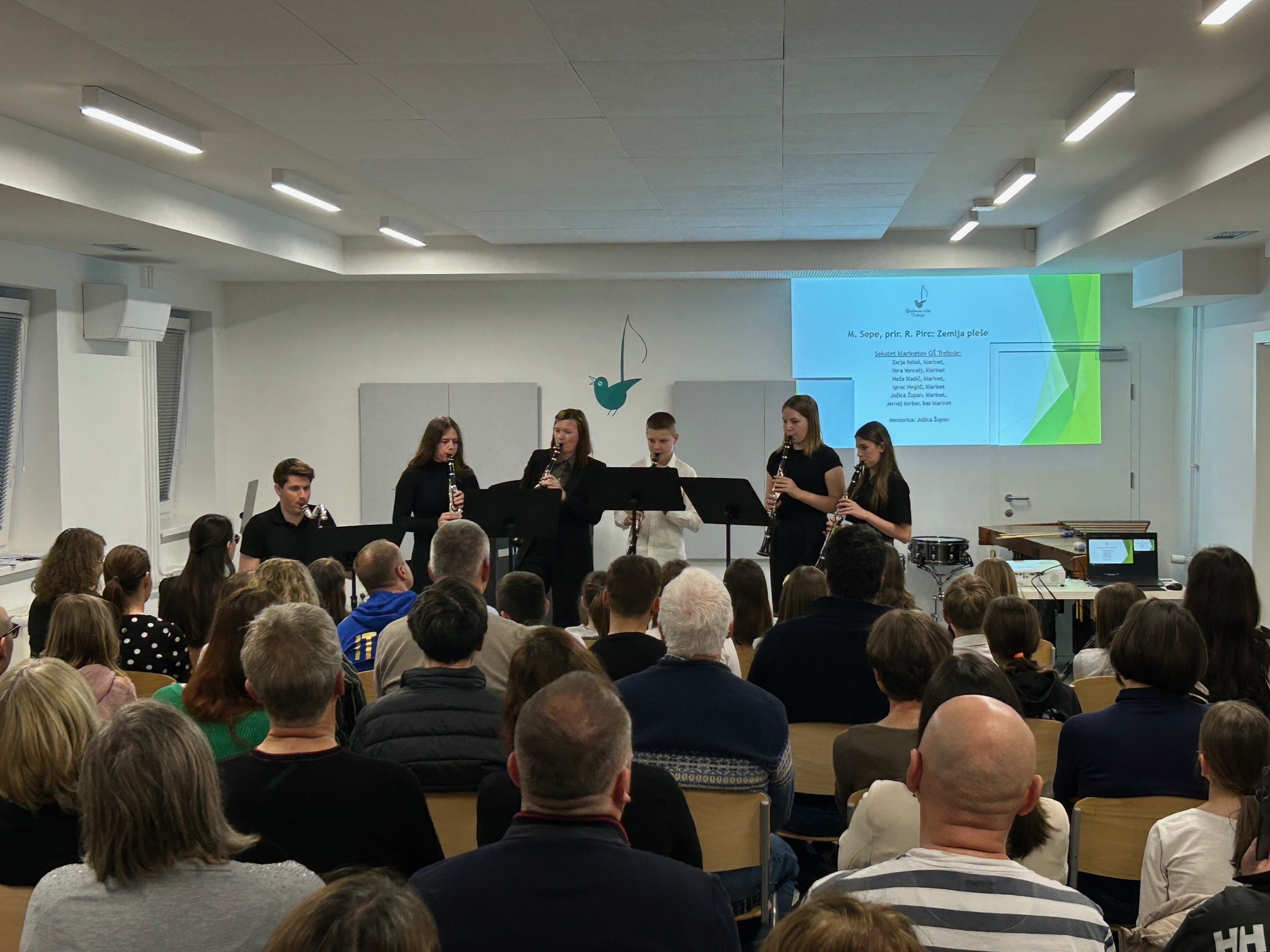 Nastop oddelka za pihala, trobila in tolkala