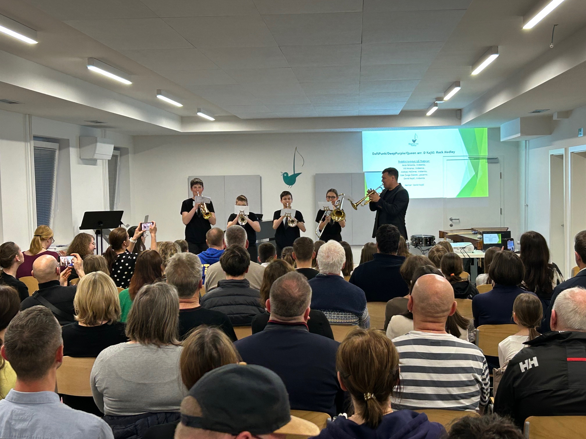 Nastop oddelka za pihala, trobila in tolkala