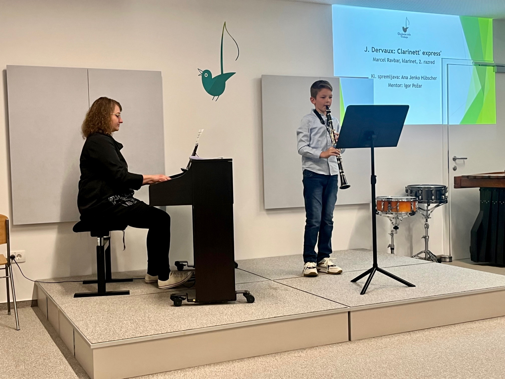 Nastop oddelka za pihala, trobila in tolkala