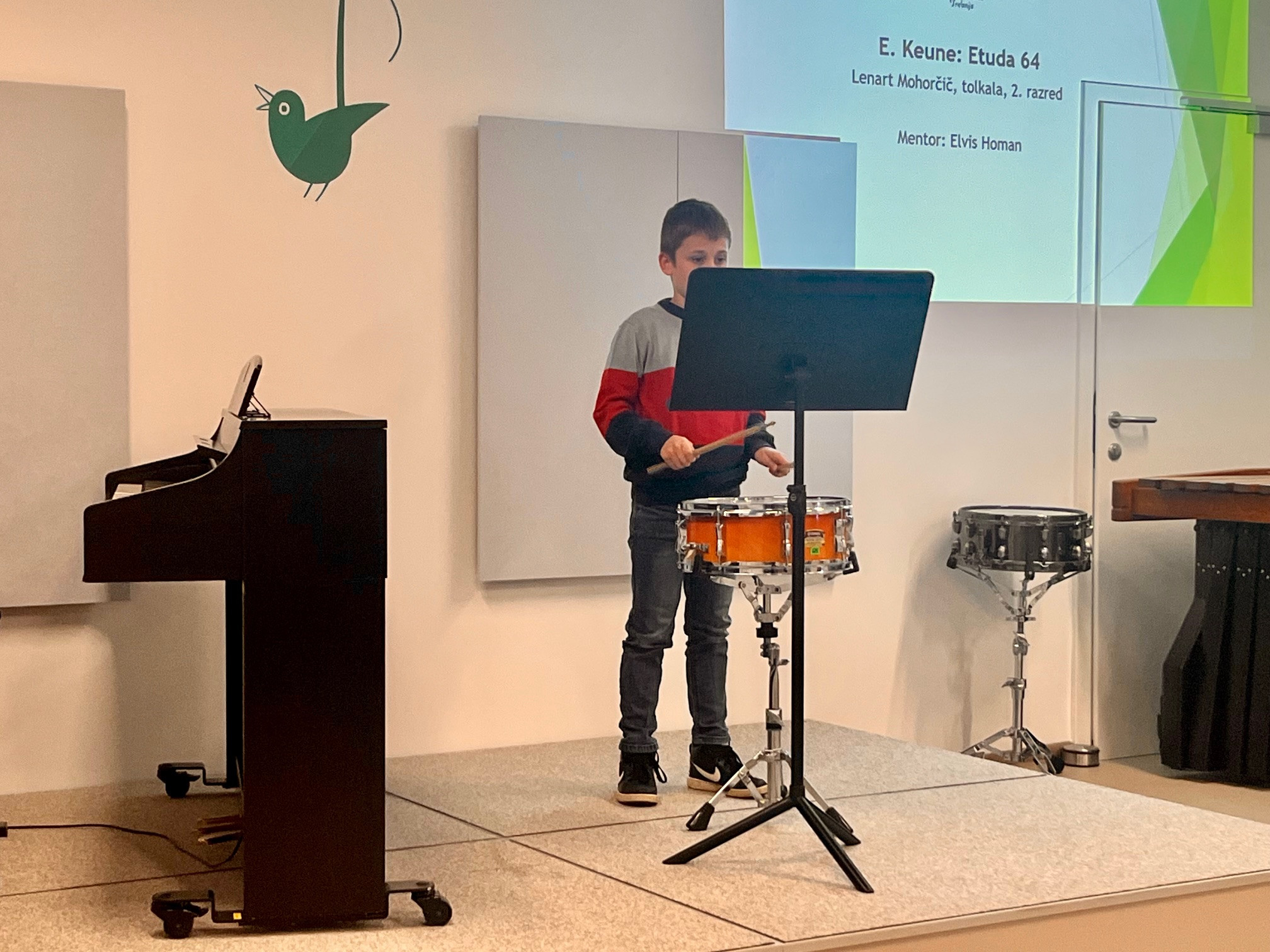 Nastop oddelka za pihala, trobila in tolkala