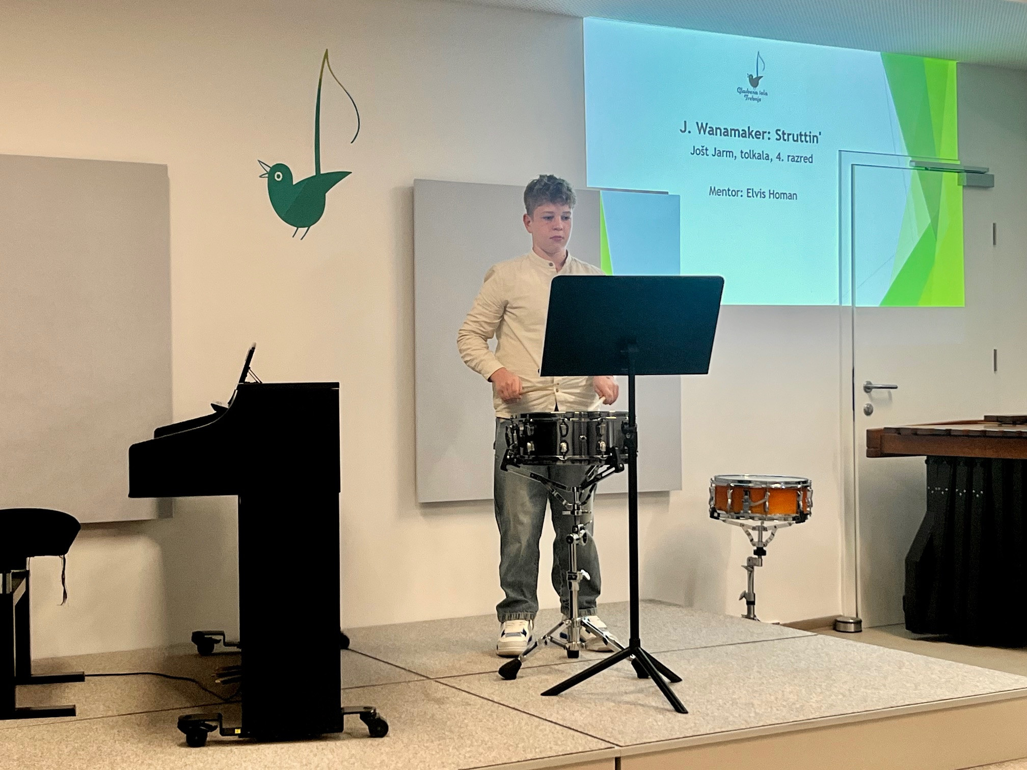 Nastop oddelka za pihala, trobila in tolkala