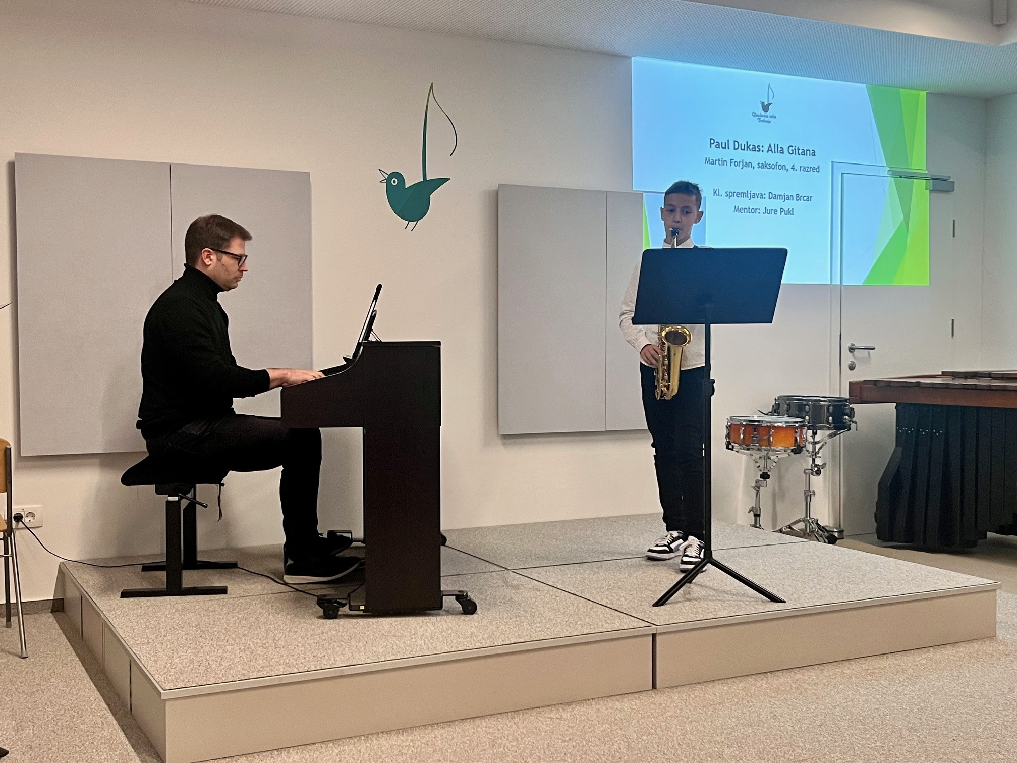 Nastop oddelka za pihala, trobila in tolkala