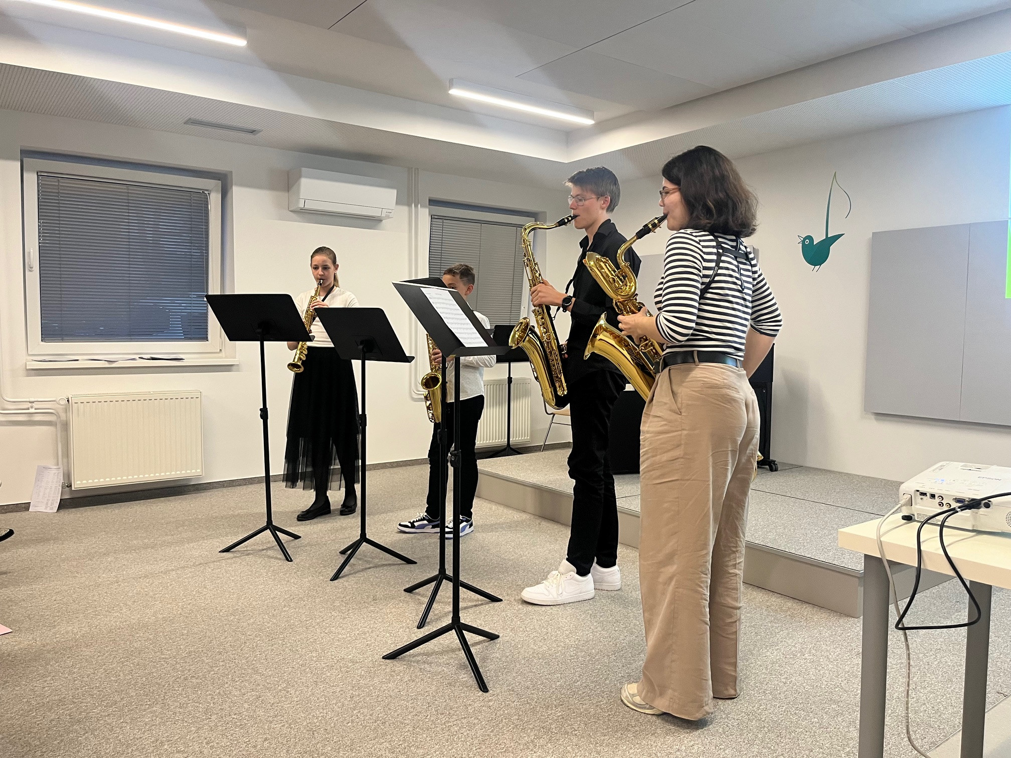 Nastop oddelka za pihala, trobila in tolkala