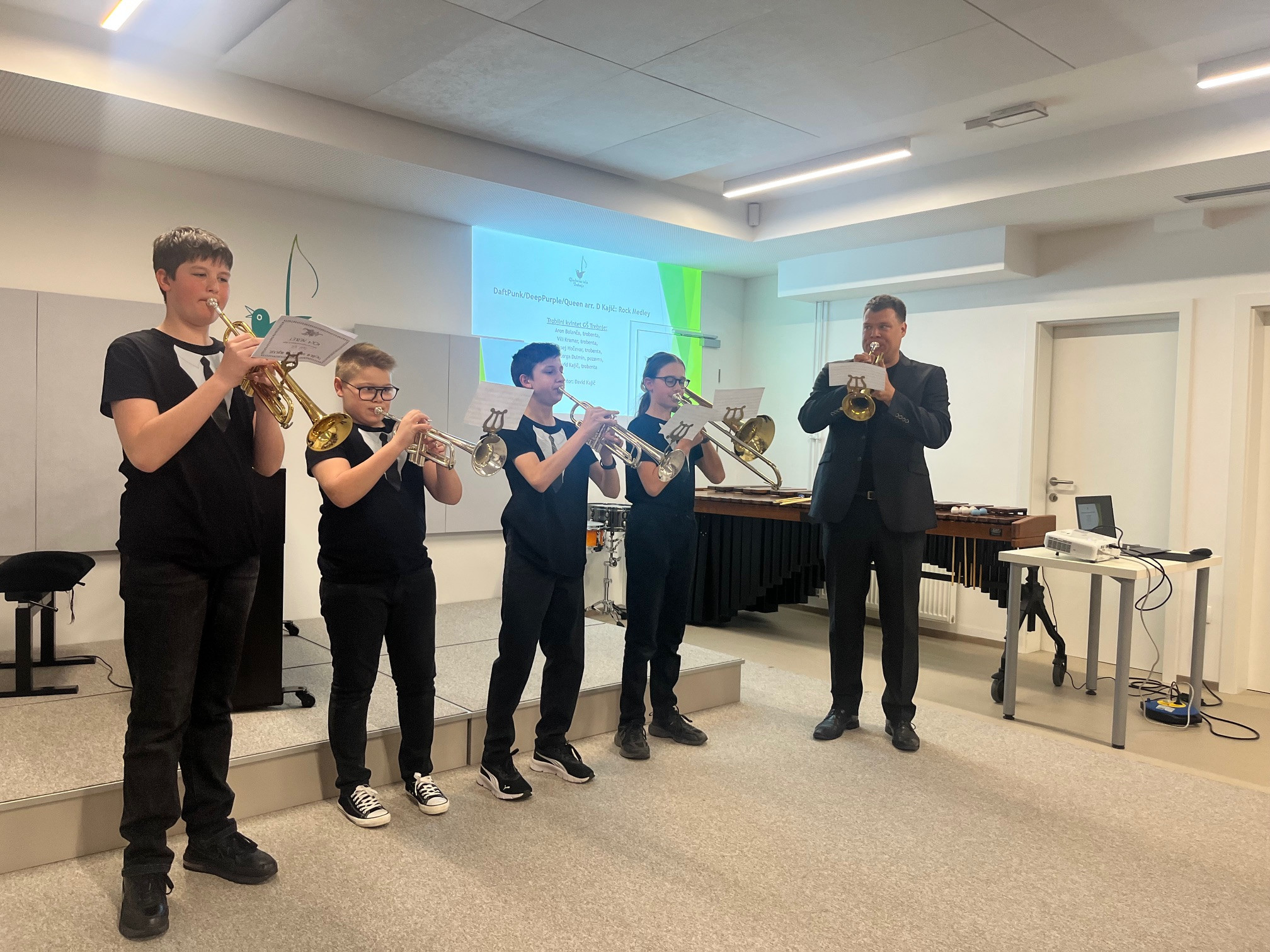 Nastop oddelka za pihala, trobila in tolkala