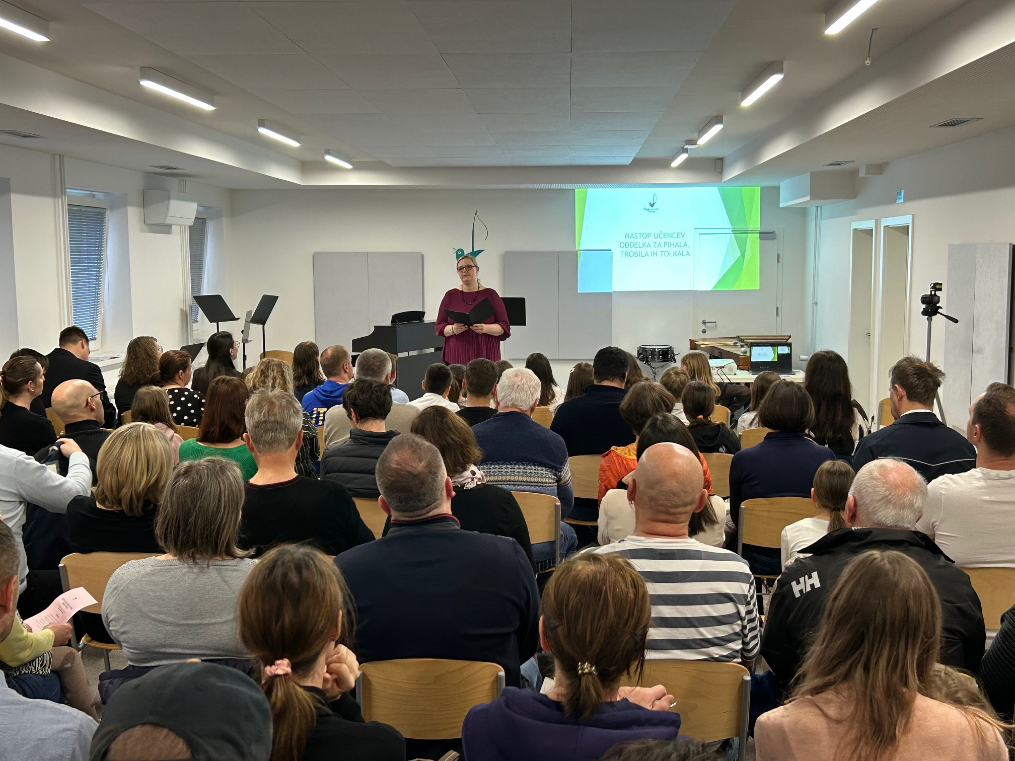 Nastop oddelka za pihala, trobila in tolkala