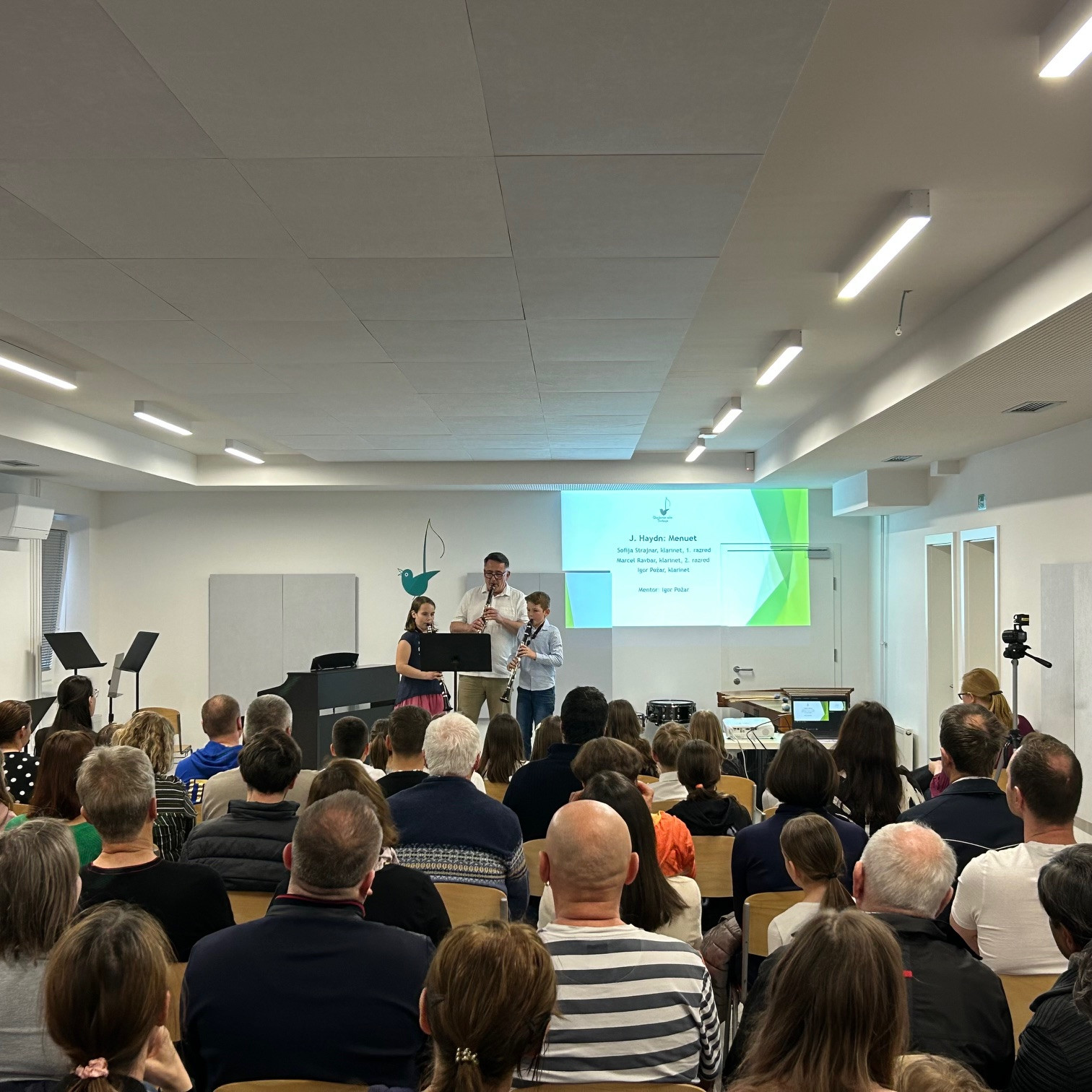 Nastop oddelka za pihala, trobila in tolkala