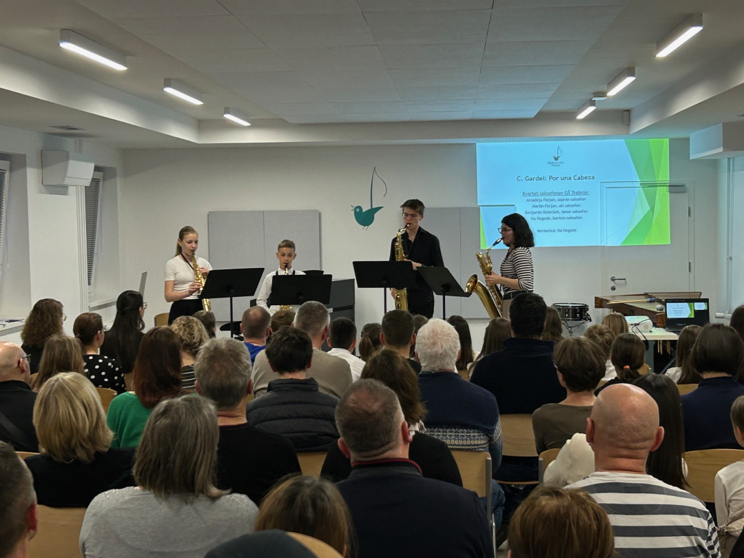 Nastop oddelka za pihala, trobila in tolkala