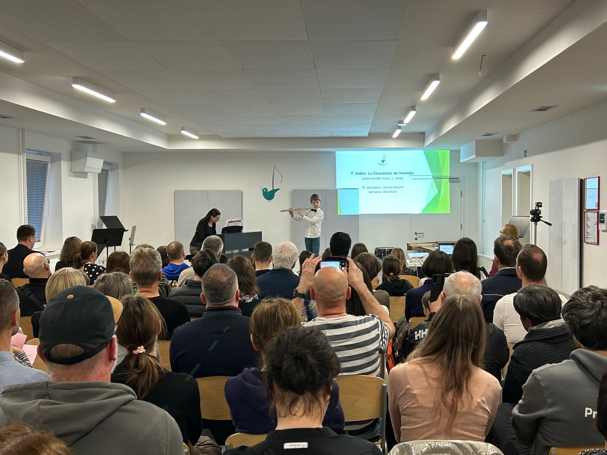 Nastop oddelka za pihala, trobila in tolkala