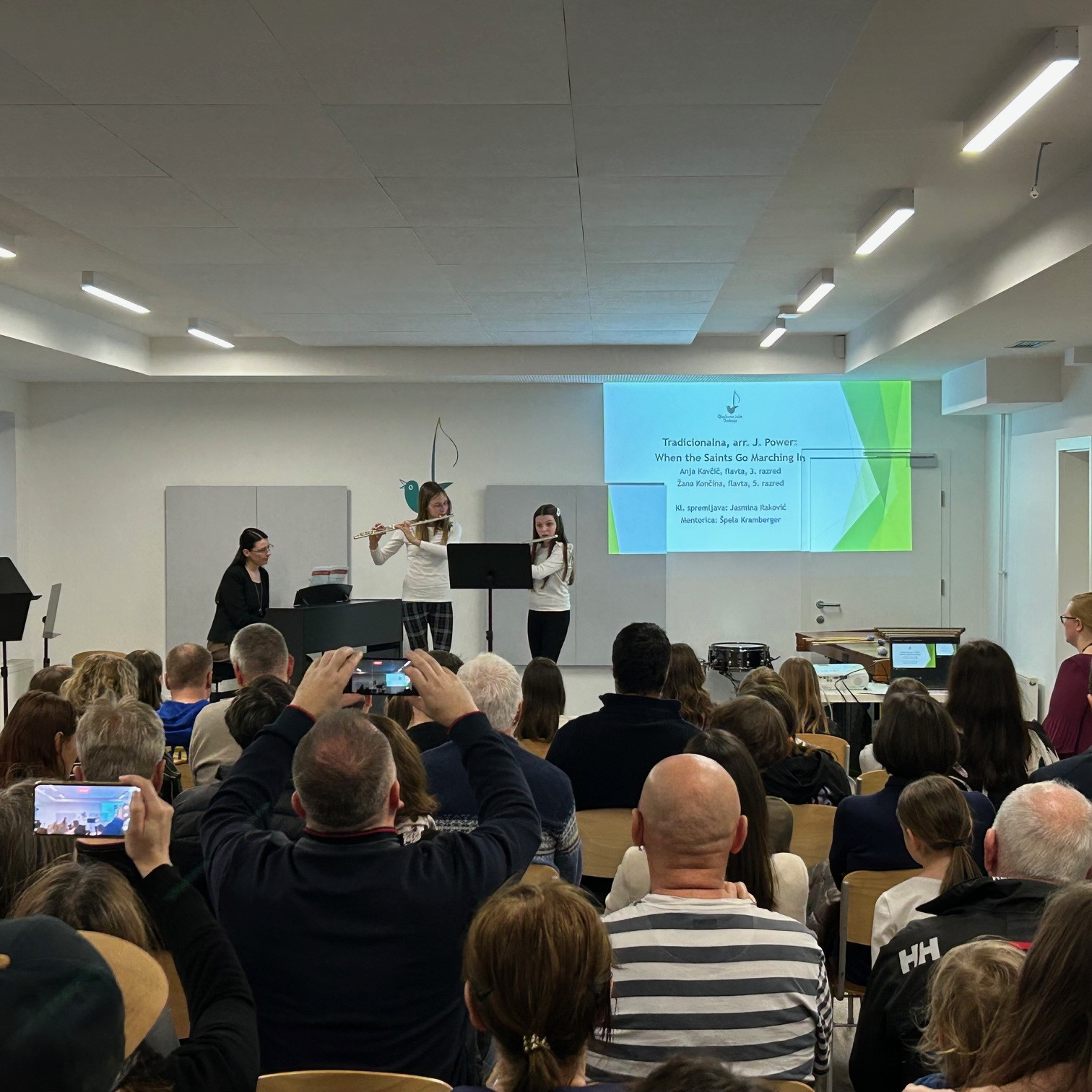 Nastop oddelka za pihala, trobila in tolkala