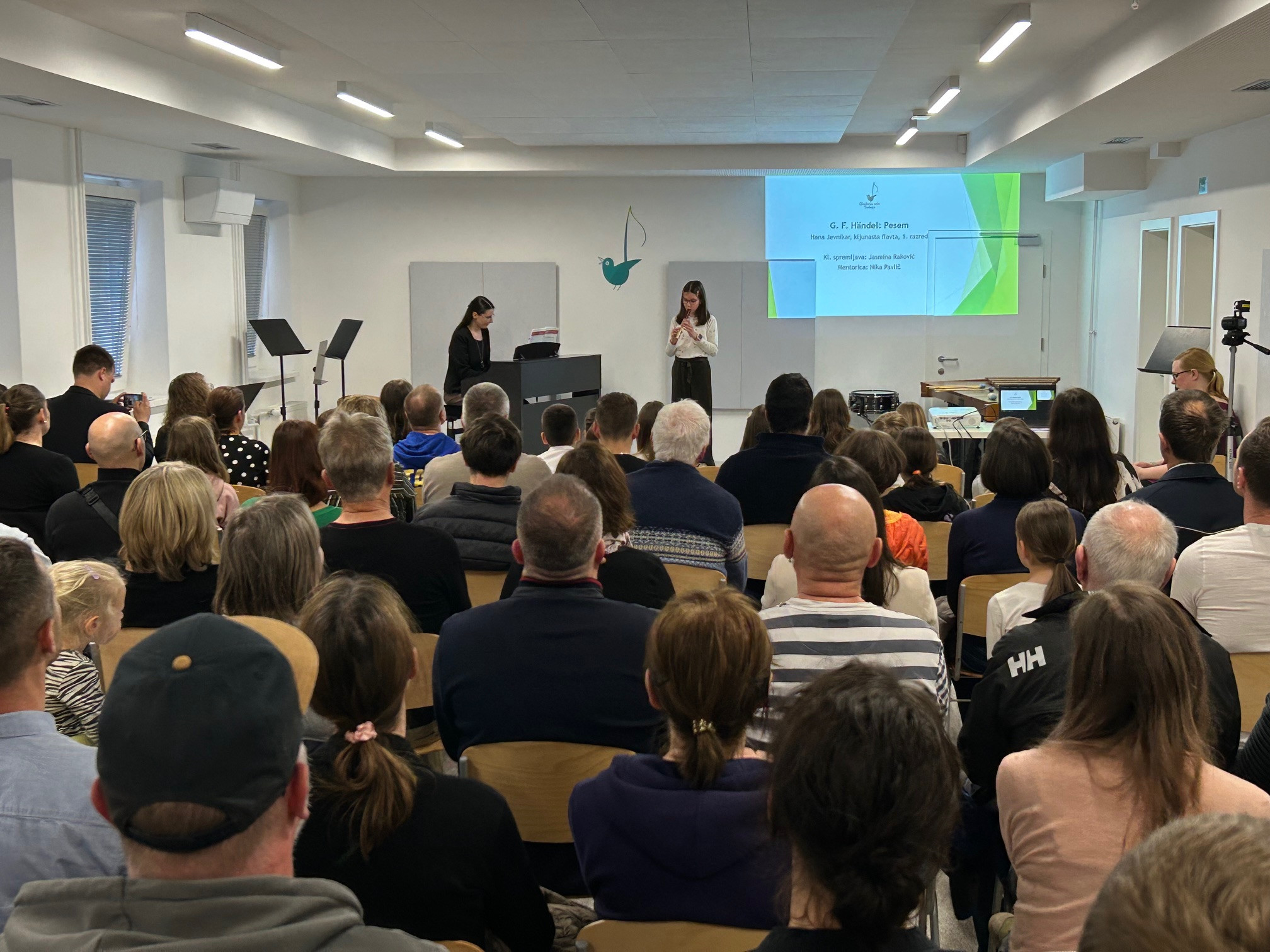 Nastop oddelka za pihala, trobila in tolkala