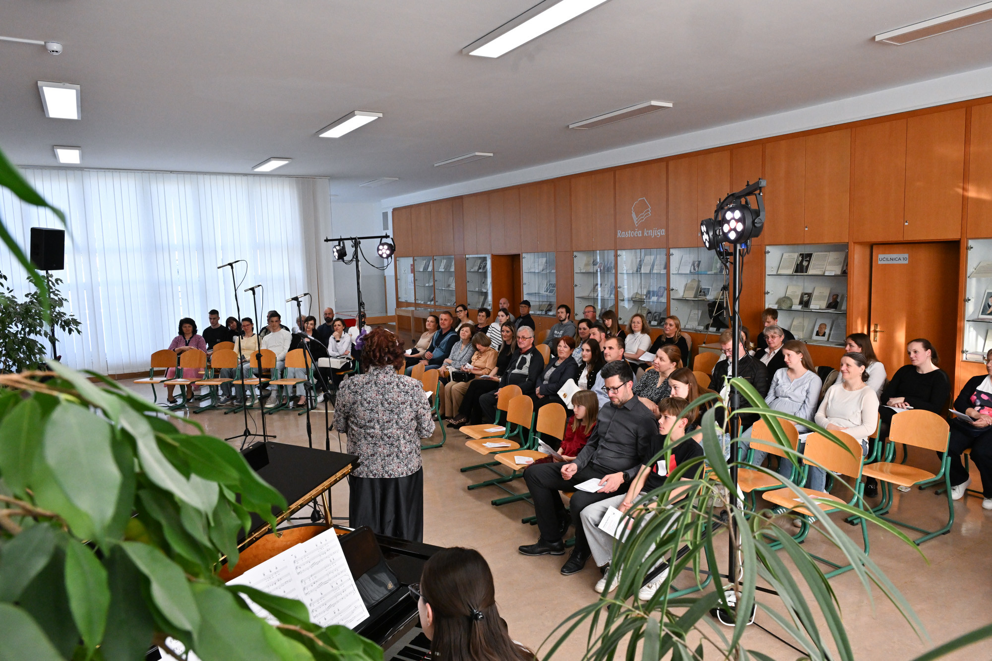 Nastop pevskega oddelka ob 50-letnici šole