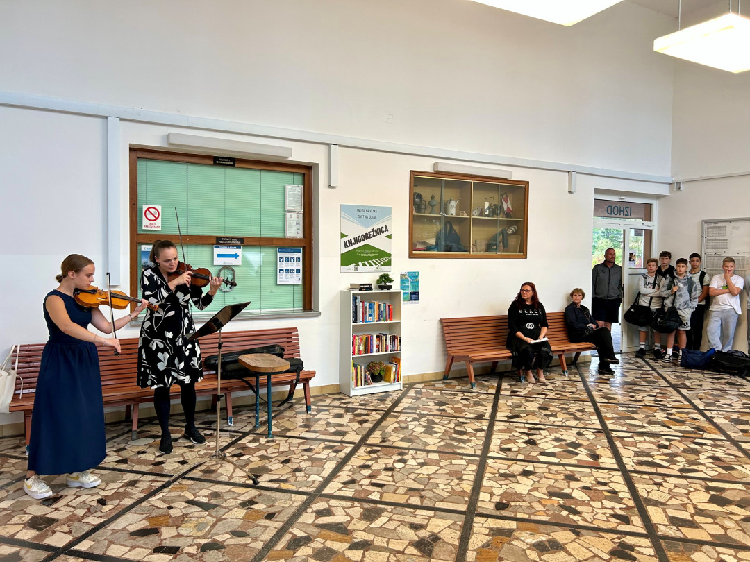 Otvoritev knjižne omare/knjigobežnice na železniški postaji Trebnje