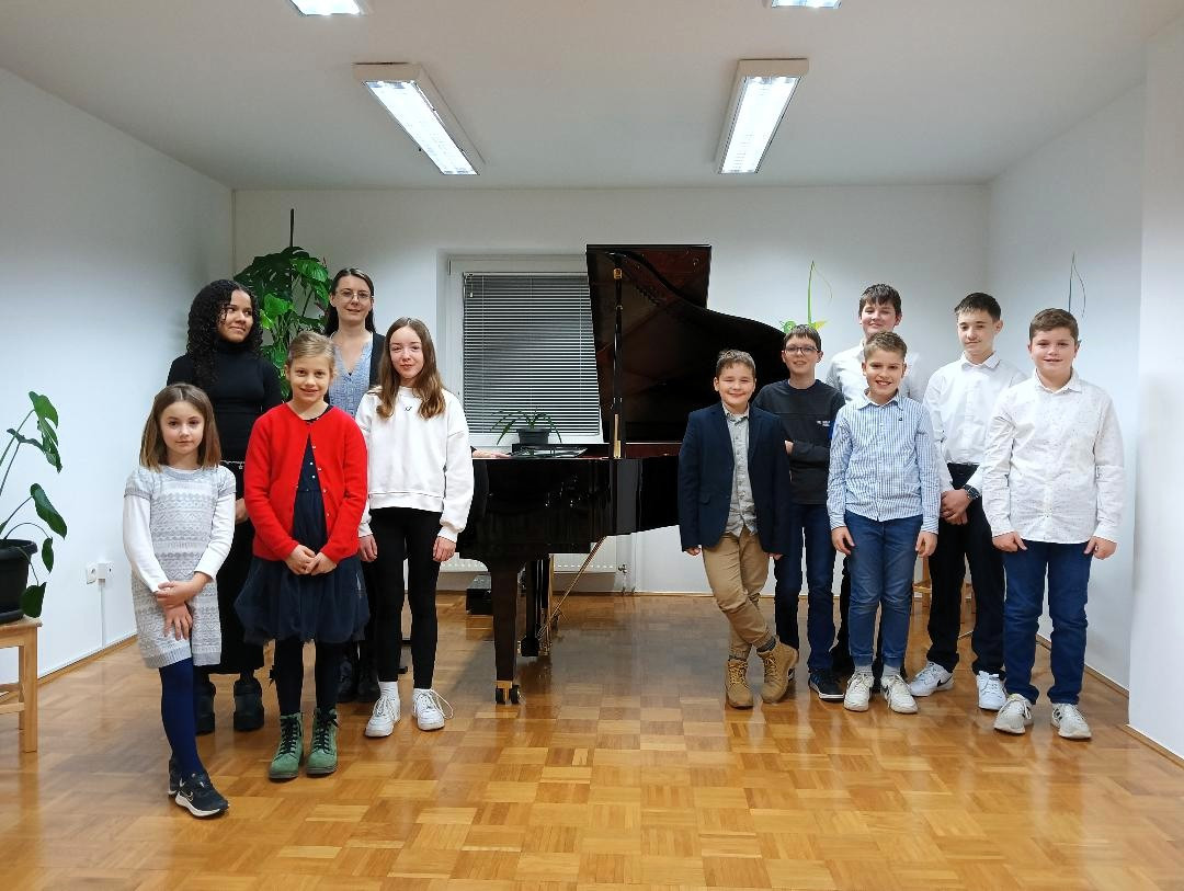 Razredni nastop učencev klavirja