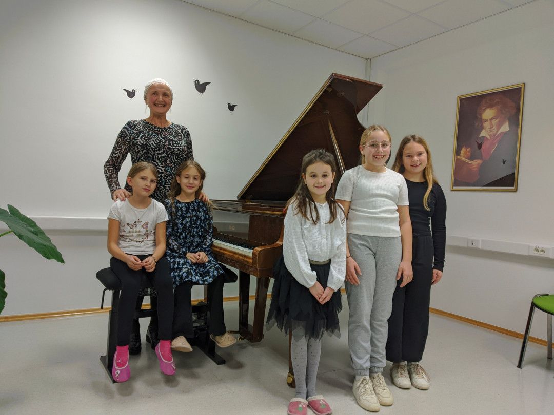 Razredni nastop učenk klavirja