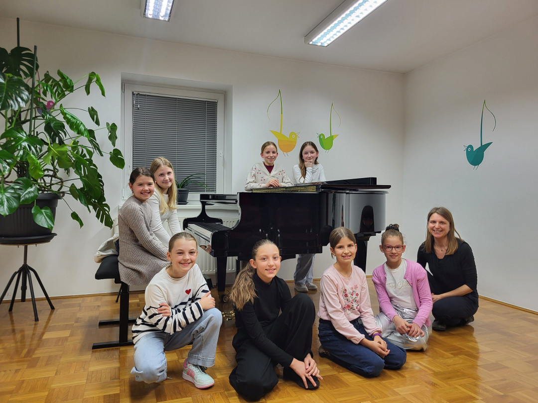 Razredni nastop učenk klavirja
