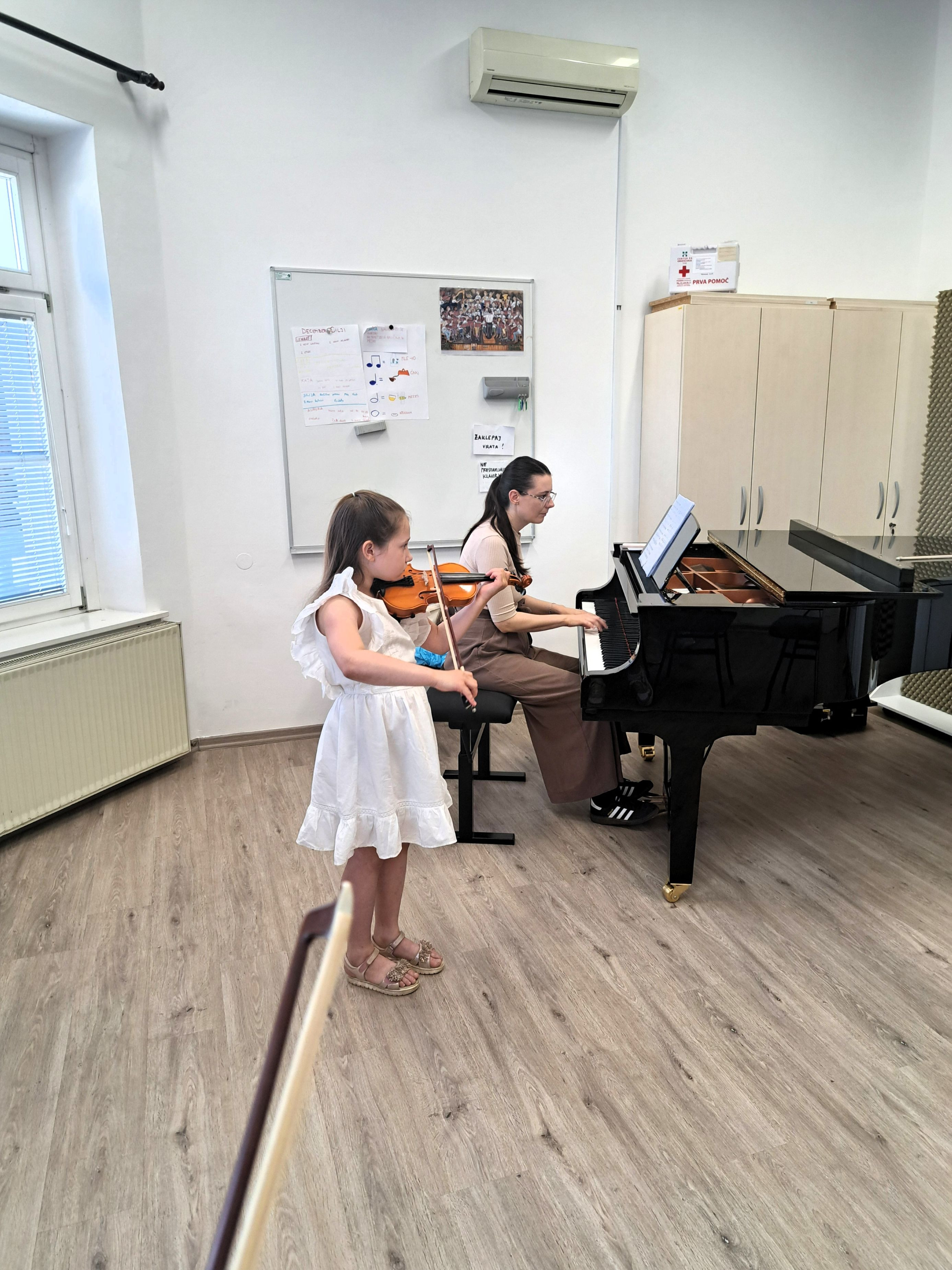 Razredni nastop učenk violine in viole