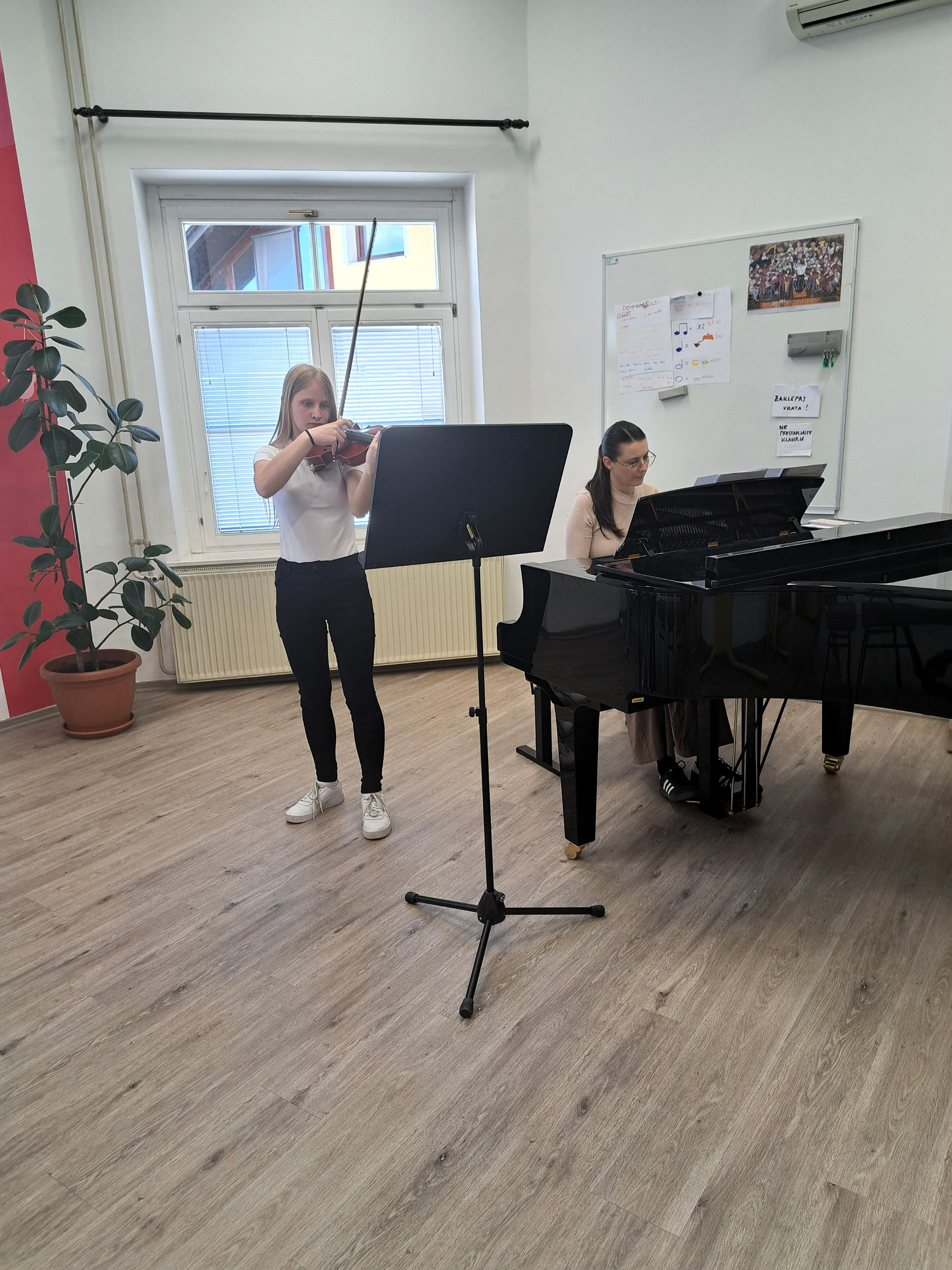 Razredni nastop učenk violine in viole