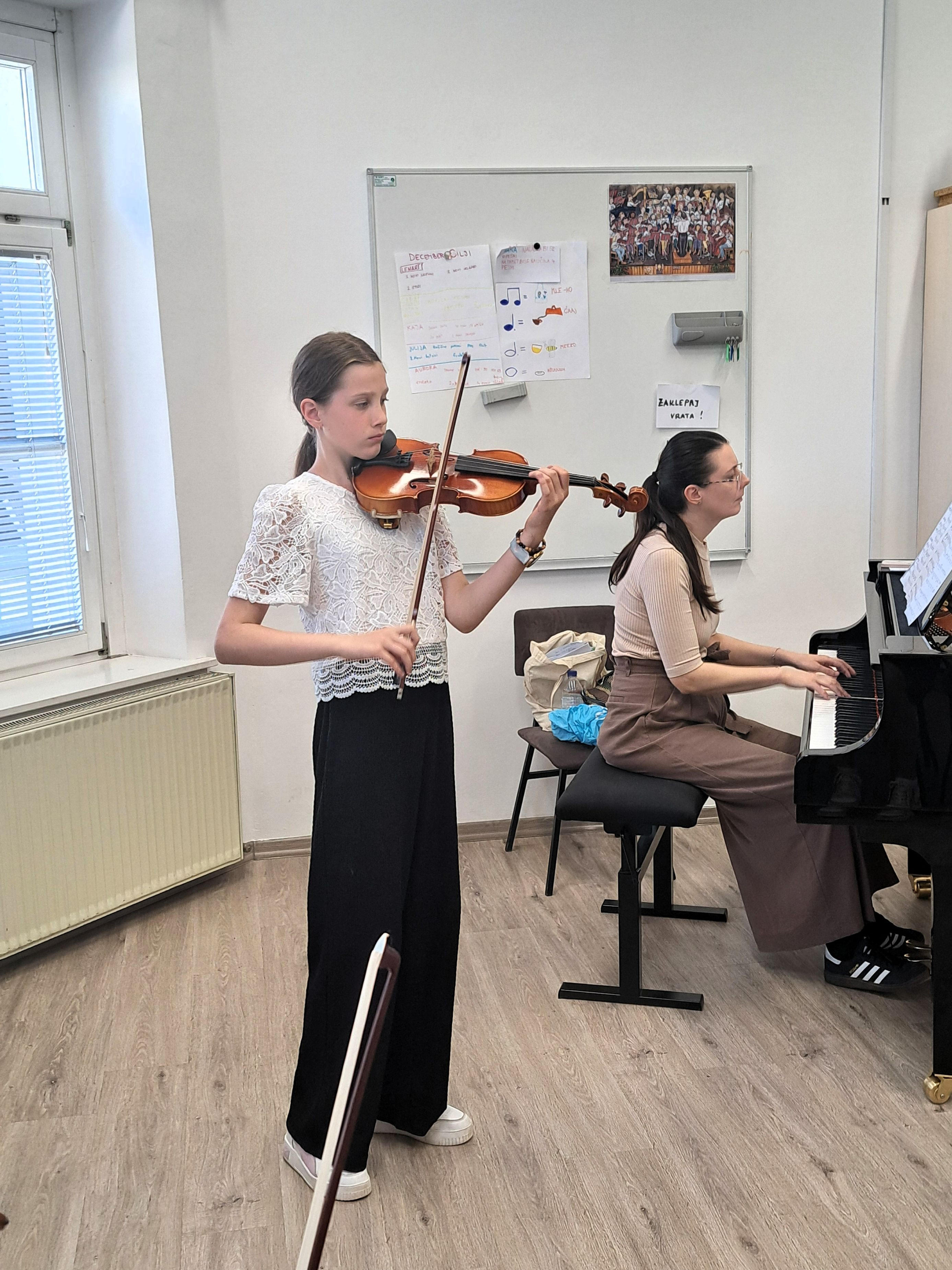 Razredni nastop učenk violine in viole