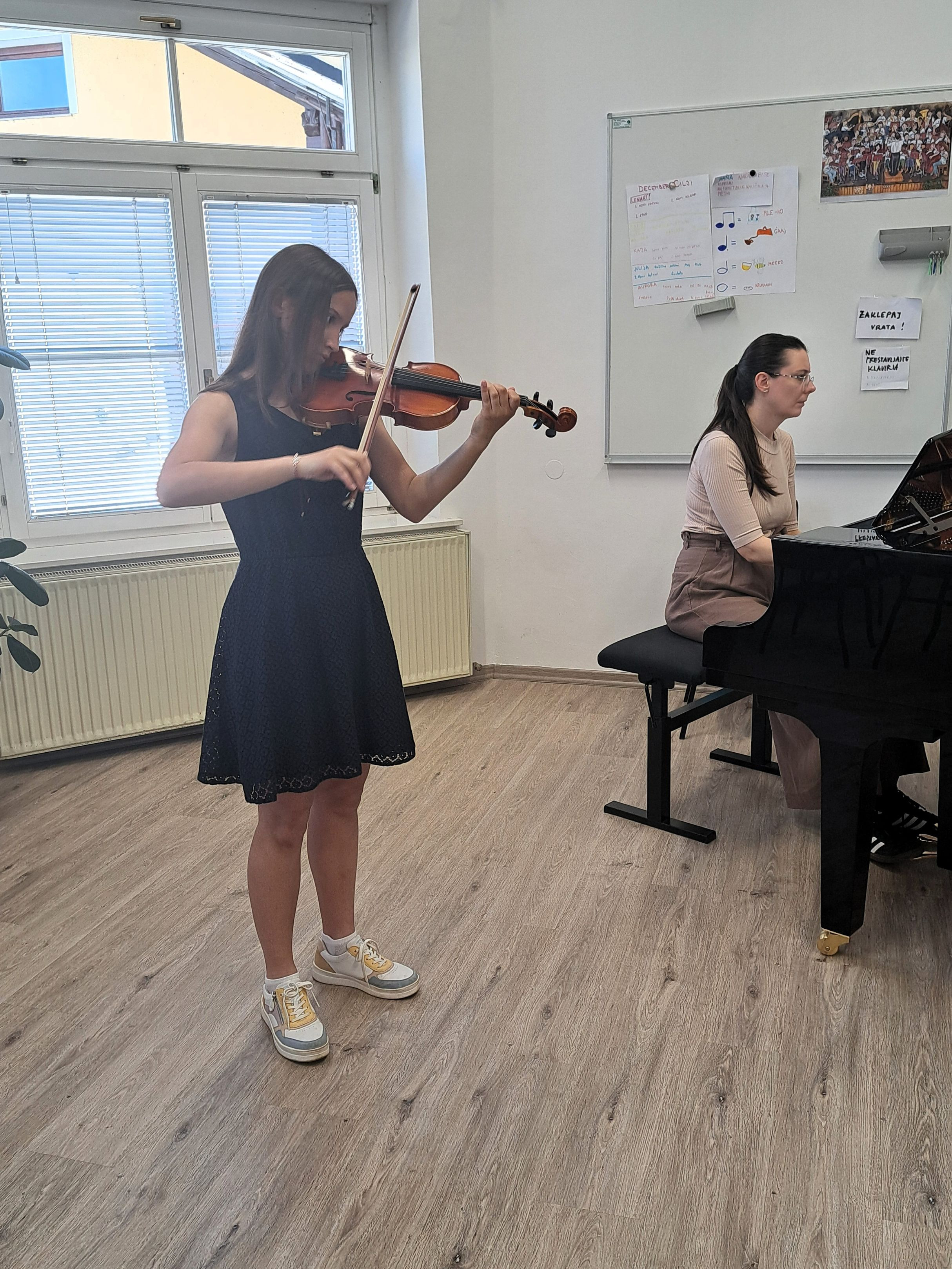 Razredni nastop učenk violine in viole