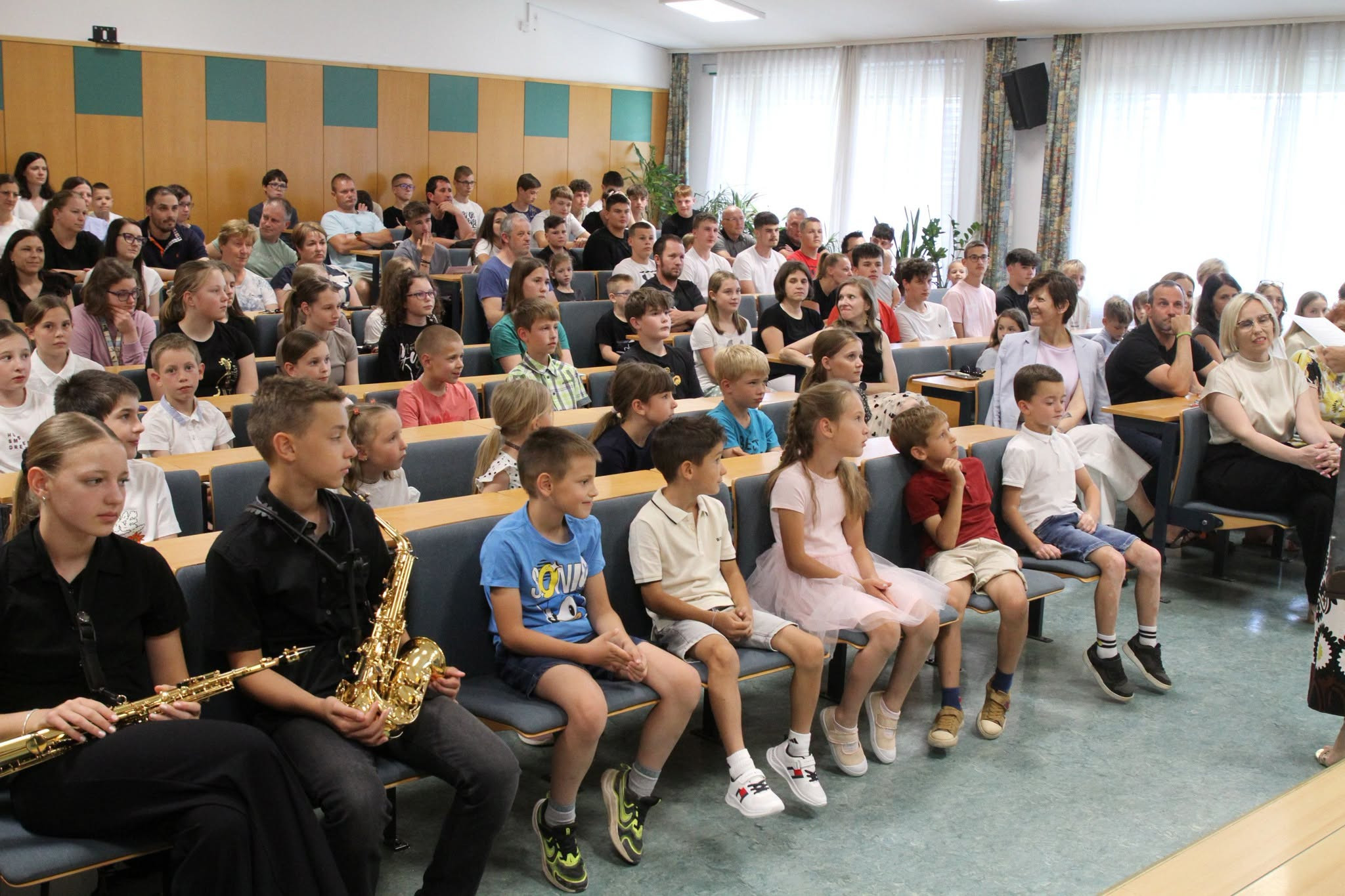 Sprejem učencev OŠ in GŠ s posebnimi dosežki pri županji Občine Trebnje