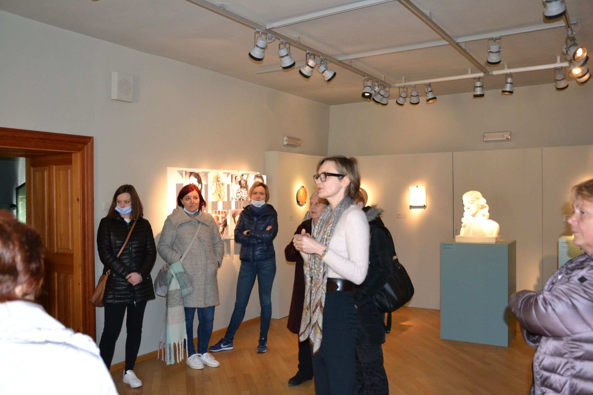 5. pogled v Štovičkov depo: Jaz, ženska I vodstvo po razstavi ob dnevu žena