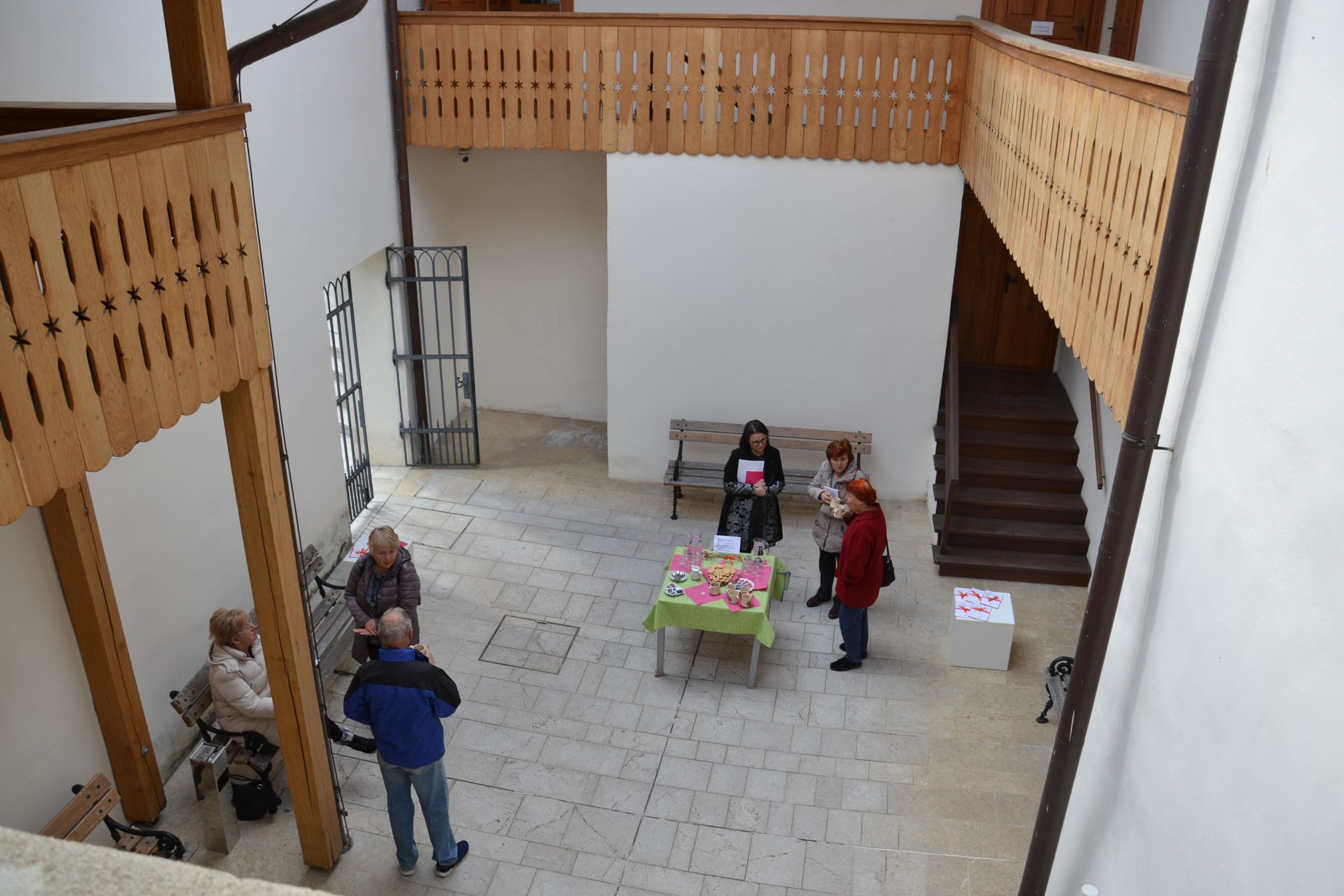 5. pogled v Štovičkov depo: Jaz, ženska I vodstvo po razstavi ob dnevu žena