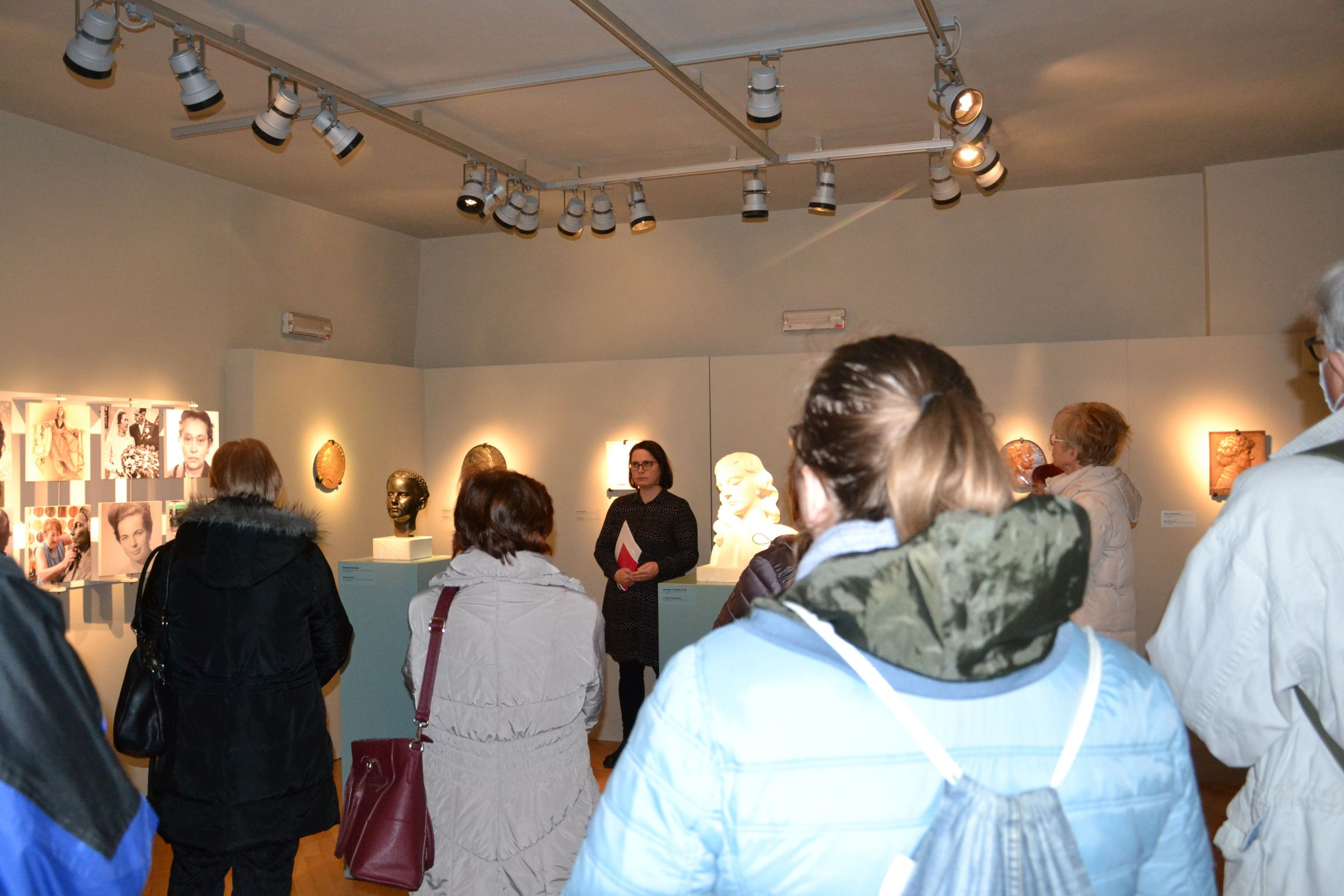 5. pogled v Štovičkov depo: Jaz, ženska I vodstvo po razstavi ob dnevu žena