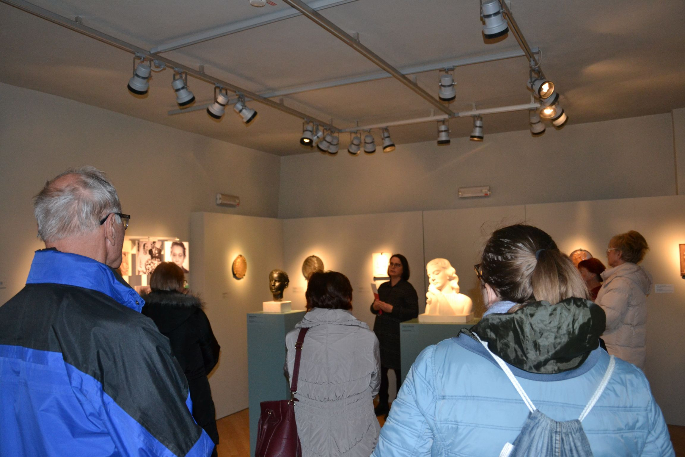 5. pogled v Štovičkov depo: Jaz, ženska I vodstvo po razstavi ob dnevu žena