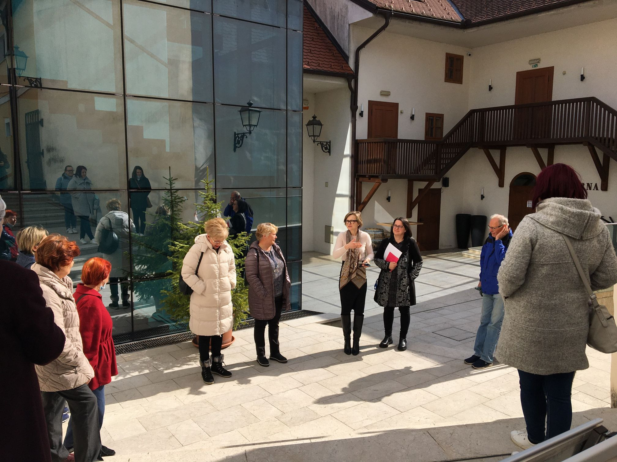 5. pogled v Štovičkov depo: Jaz, ženska I vodstvo po razstavi ob dnevu žena