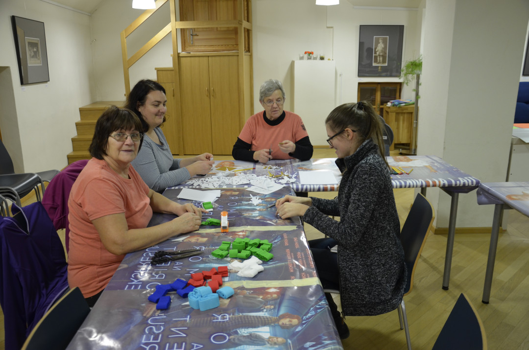 Adventni utrinki Krškega: Okraski iz papirja