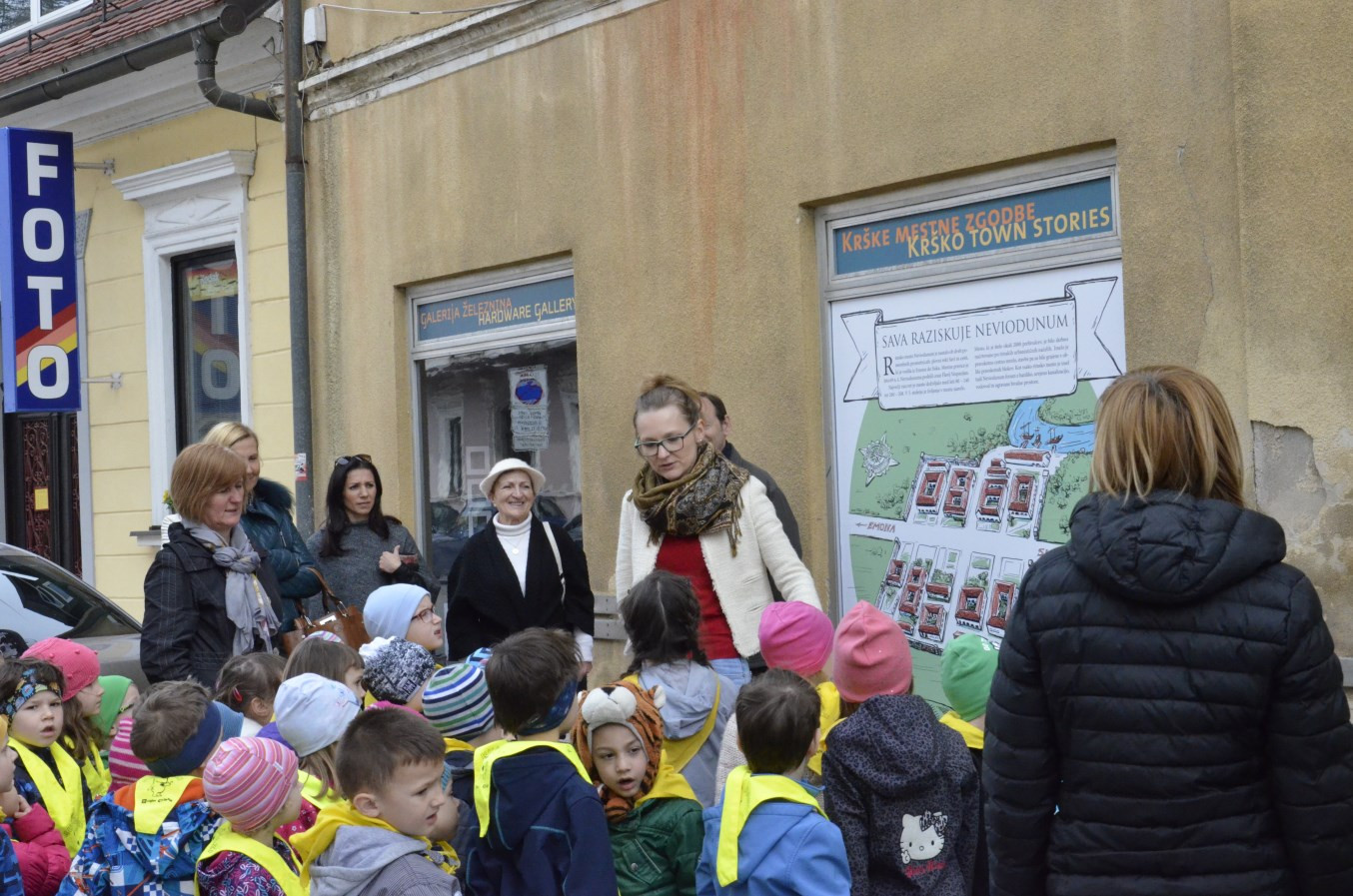 Deklica Sava raziskuje Neviodunum