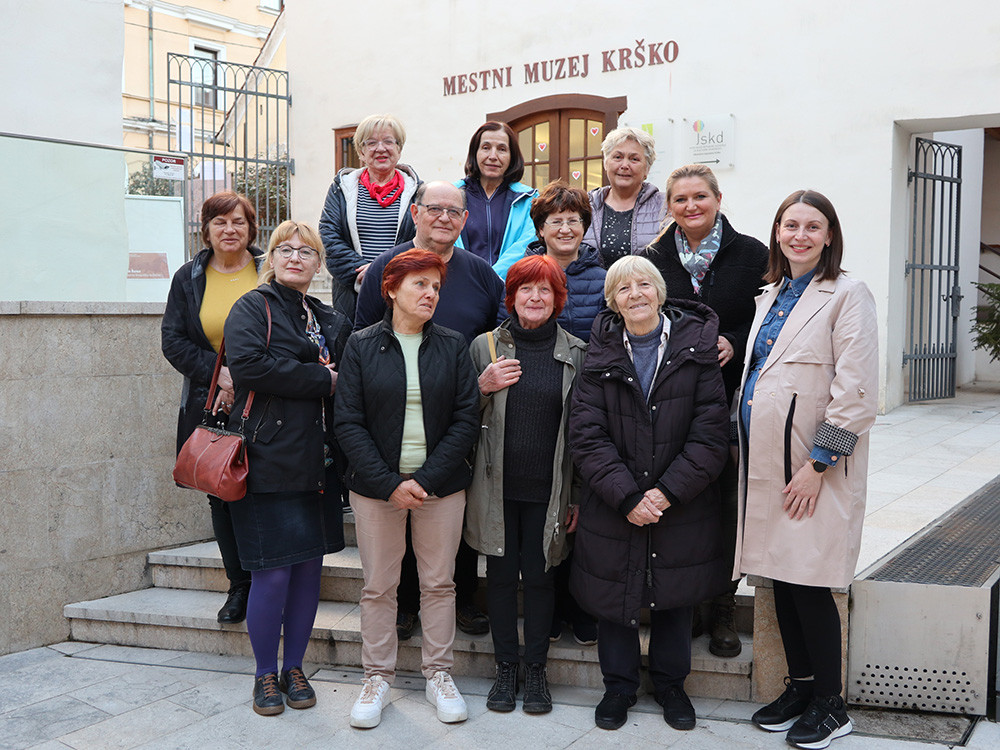 Društvo likovnikov OKO Krško, kiparska sekcija na ogledu Štovičkove zbirke v Mestnem muzeju Krško