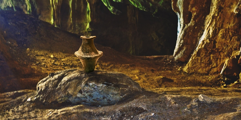 Jana Puhar: Ajdovske zgodbe v Ajdovski jami: Snovna in nesnovna zapuščina Ajdov v Posavju